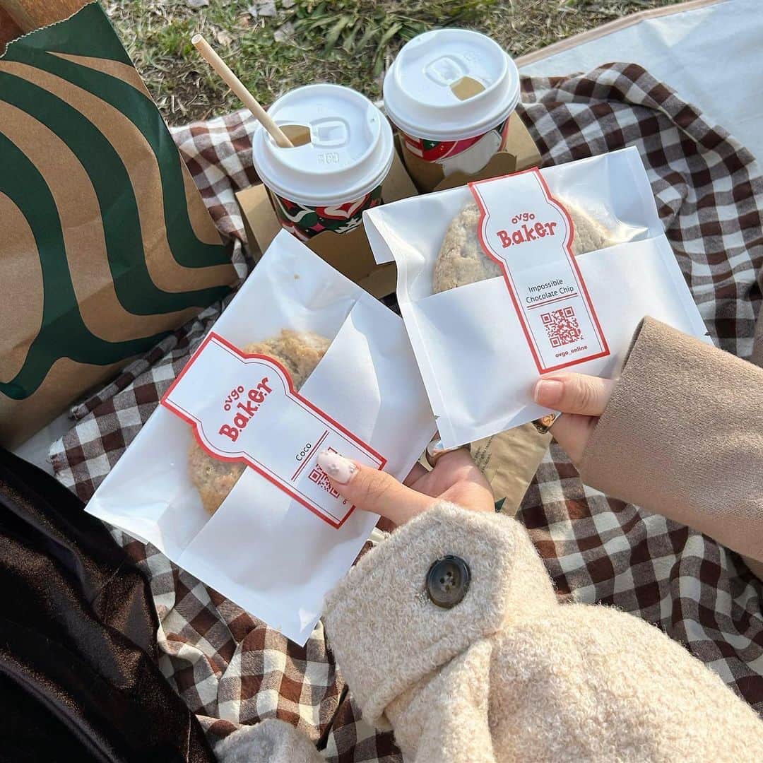 あみさんのインスタグラム写真 - (あみInstagram)「︴𝑎𝑢𝑡𝑢𝑚𝑛 𝑝𝑖𝑐𝑛𝑖𝑐 , 𝑠𝑡𝑎𝑟𝑏𝑢𝑐𝑘𝑠  簡単にスタバで揃えたpicnic 🧺’- このドリンクがあればもう可愛いの💆🏻‍♀️🫶🏻  米粉のバナナマフィン初めて食べたけど バナナしっかりしっとりしたマフィンですごい美味しかった💭  . . . #秋ピクニック #東京ピクニック #ピクニック #芝公園 #東京タワー」11月24日 19時18分 - ami___nmo
