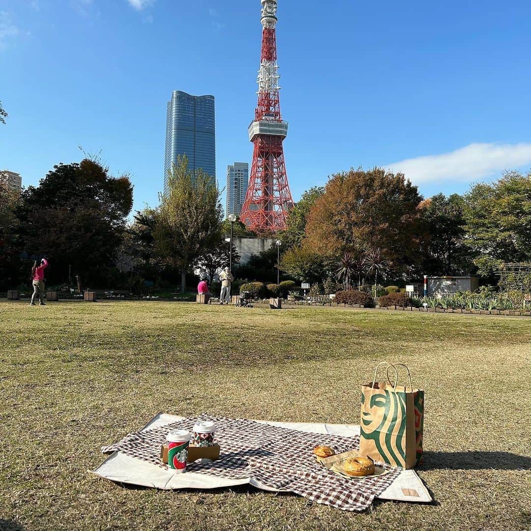 あみさんのインスタグラム写真 - (あみInstagram)「︴𝑎𝑢𝑡𝑢𝑚𝑛 𝑝𝑖𝑐𝑛𝑖𝑐 , 𝑠𝑡𝑎𝑟𝑏𝑢𝑐𝑘𝑠  簡単にスタバで揃えたpicnic 🧺’- このドリンクがあればもう可愛いの💆🏻‍♀️🫶🏻  米粉のバナナマフィン初めて食べたけど バナナしっかりしっとりしたマフィンですごい美味しかった💭  . . . #秋ピクニック #東京ピクニック #ピクニック #芝公園 #東京タワー」11月24日 19時18分 - ami___nmo