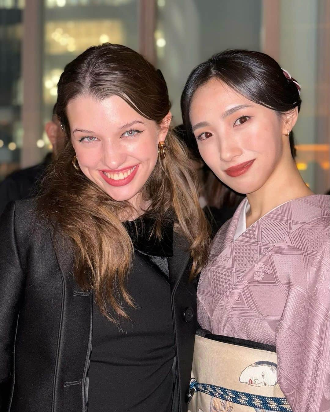 中田クルミさんのインスタグラム写真 - (中田クルミInstagram)「Miu Miu Club in Tokyo @miumiu having me for the special experience to watch Noh. I wear a Kimono and  an antique Noh mask pattern Obi with Miu Miu's lovely hand bag. These bags are perfect for the latest fashions but they also go very well with Japanese traditional style💕  Thank you for inviting me to such a great time.  Miu Miu Clubでの素敵なひととき。 女性たちが国際的に互いに支え合い、関わり合うことを目的とするこちらのイベント。 観世流 鵜澤光さんの能楽を銕仙会能楽研修所にて鑑賞いたしました。能面師 宇髙景子さんによって打たれた増女の面を纏い舞われた羽衣天女、観る人を異次元へ誘うとても厳かな時間でした。  鞄と同じピンク色の、京都で見つけた地紋が綺麗な色無地と @kimonohazuki77 さんで見つけた能面柄のアンティーク袋帯を合わせました。(能を観に行くと伝えたら、こんなのがありますと奥から出してきてくれた！) ヘアはMiu Miuのスカーフを使った和装アレンジを @kogure_tomohiro が起用に作ってくれました。見事！  #MiuMiu #MIUMIUCLUBTOKYO #PR  #kimono #着物 #和服」11月24日 19時20分 - kurumi_nakata