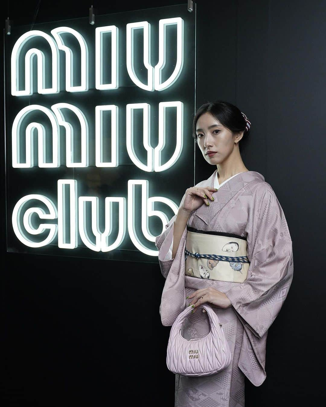 中田クルミさんのインスタグラム写真 - (中田クルミInstagram)「Miu Miu Club in Tokyo @miumiu having me for the special experience to watch Noh. I wear a Kimono and  an antique Noh mask pattern Obi with Miu Miu's lovely hand bag. These bags are perfect for the latest fashions but they also go very well with Japanese traditional style💕  Thank you for inviting me to such a great time.  Miu Miu Clubでの素敵なひととき。 女性たちが国際的に互いに支え合い、関わり合うことを目的とするこちらのイベント。 観世流 鵜澤光さんの能楽を銕仙会能楽研修所にて鑑賞いたしました。能面師 宇髙景子さんによって打たれた増女の面を纏い舞われた羽衣天女、観る人を異次元へ誘うとても厳かな時間でした。  鞄と同じピンク色の、京都で見つけた地紋が綺麗な色無地と @kimonohazuki77 さんで見つけた能面柄のアンティーク袋帯を合わせました。(能を観に行くと伝えたら、こんなのがありますと奥から出してきてくれた！) ヘアはMiu Miuのスカーフを使った和装アレンジを @kogure_tomohiro が起用に作ってくれました。見事！  #MiuMiu #MIUMIUCLUBTOKYO #PR  #kimono #着物 #和服」11月24日 19時20分 - kurumi_nakata