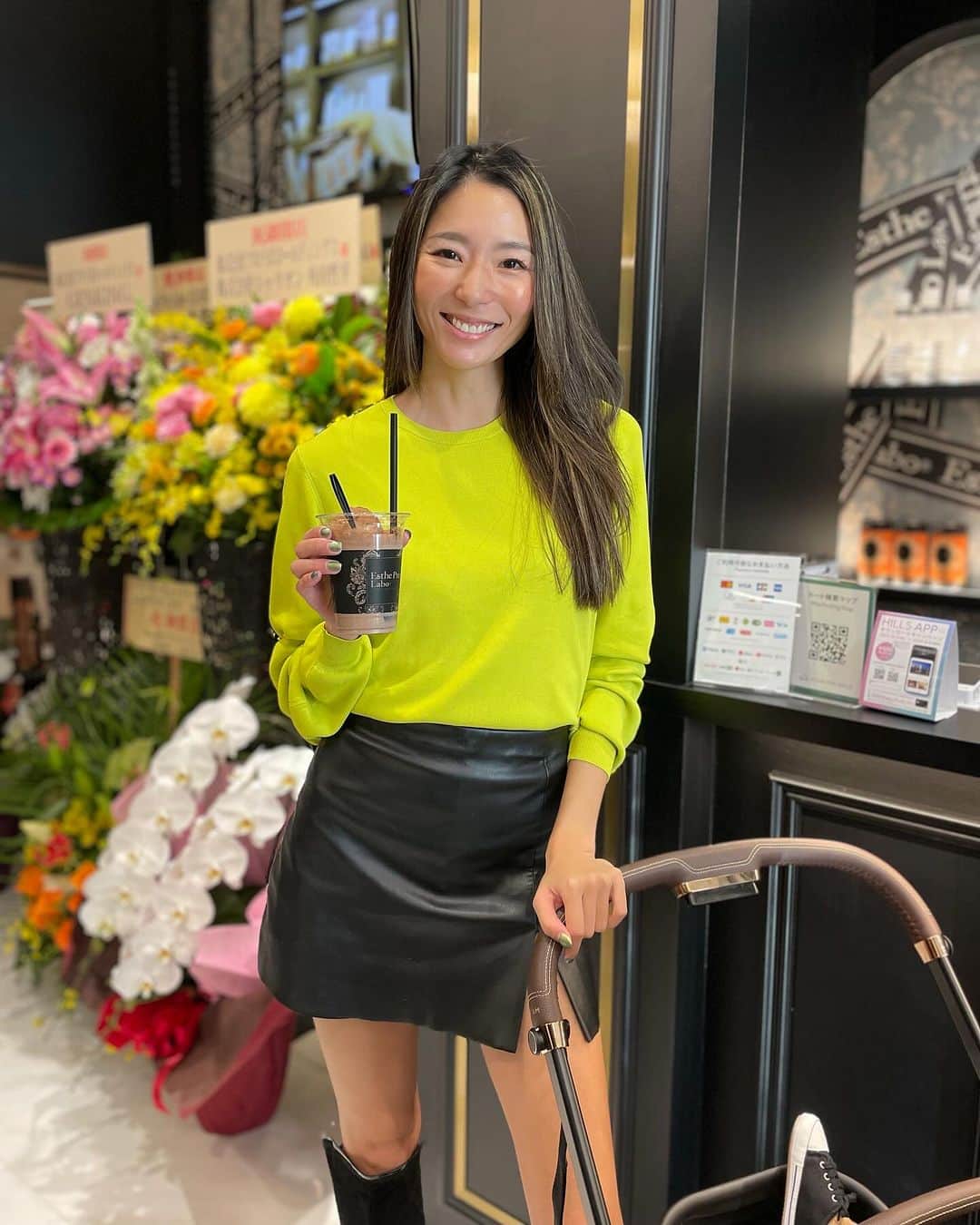 福田萌子さんのインスタグラム写真 - (福田萌子Instagram)「子どもも一緒に飲めちゃうソイラテは麻布台ヒルズ店限定✨  麻布台ガーデンプラザB棟2階に @estheprolabo_official のショップがオープンしました😊 乳成分、卵、白砂糖の他に、香料、着色料、乳化剤などの身体に負担のあるものを一切使っていないので、これから先子どもと一緒に楽しめるソイラテフロートです🍨✨ 他にもグルテンフリーのココナッツのクッキーや品質にこだわったドライフルーツもあるから、ゆくゆくの子どものおやつにしようと思っています🫶🏻 お店でカウンセリングも出来るので、麻布台ヒルズに行った時はぜひ寄ってみてください🌿  #estheprolabo #prolabostylecreator #pr #エステプロラボ」11月24日 19時21分 - moekofukuda