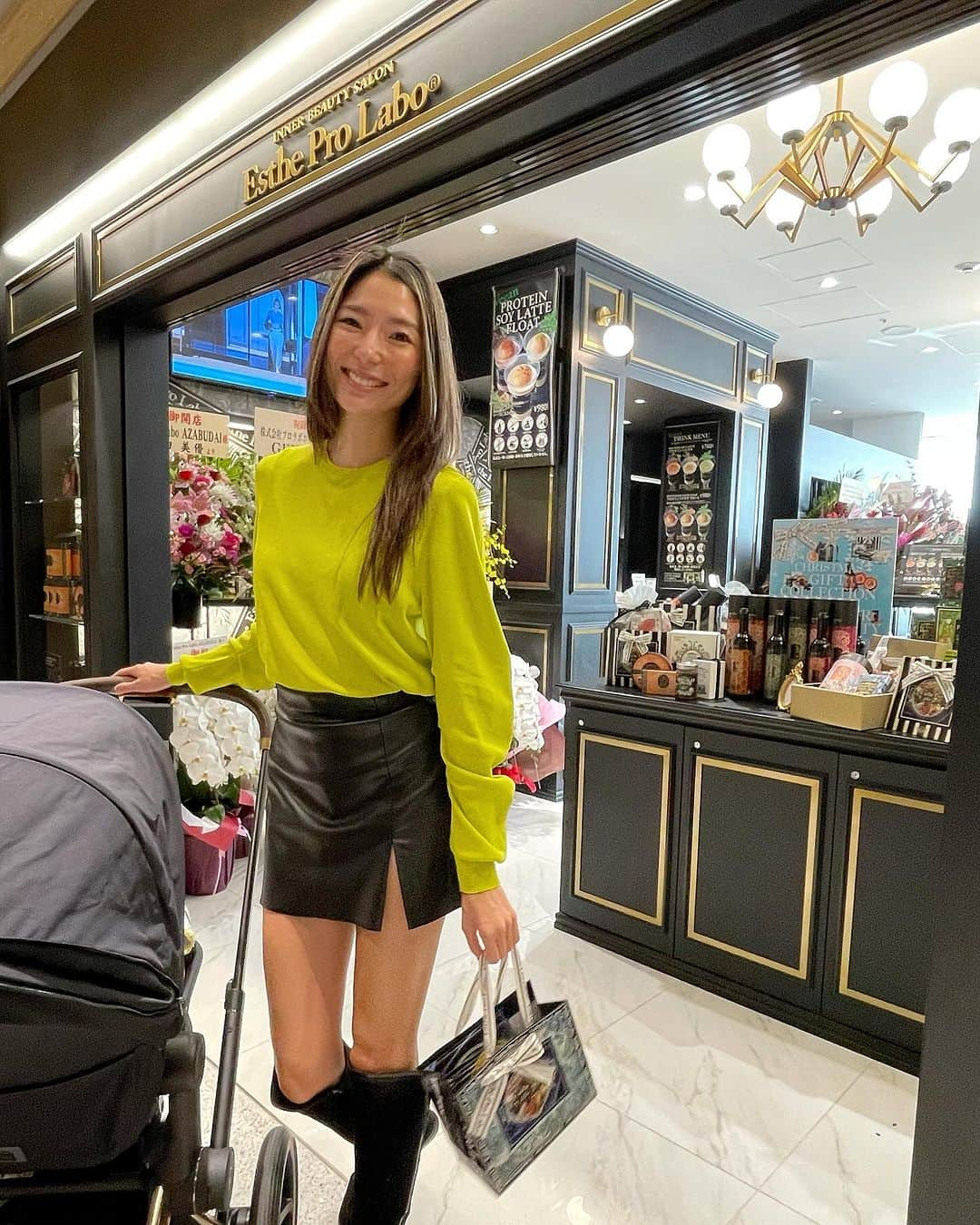 福田萌子さんのインスタグラム写真 - (福田萌子Instagram)「子どもも一緒に飲めちゃうソイラテは麻布台ヒルズ店限定✨  麻布台ガーデンプラザB棟2階に @estheprolabo_official のショップがオープンしました😊 乳成分、卵、白砂糖の他に、香料、着色料、乳化剤などの身体に負担のあるものを一切使っていないので、これから先子どもと一緒に楽しめるソイラテフロートです🍨✨ 他にもグルテンフリーのココナッツのクッキーや品質にこだわったドライフルーツもあるから、ゆくゆくの子どものおやつにしようと思っています🫶🏻 お店でカウンセリングも出来るので、麻布台ヒルズに行った時はぜひ寄ってみてください🌿  #estheprolabo #prolabostylecreator #pr #エステプロラボ」11月24日 19時21分 - moekofukuda