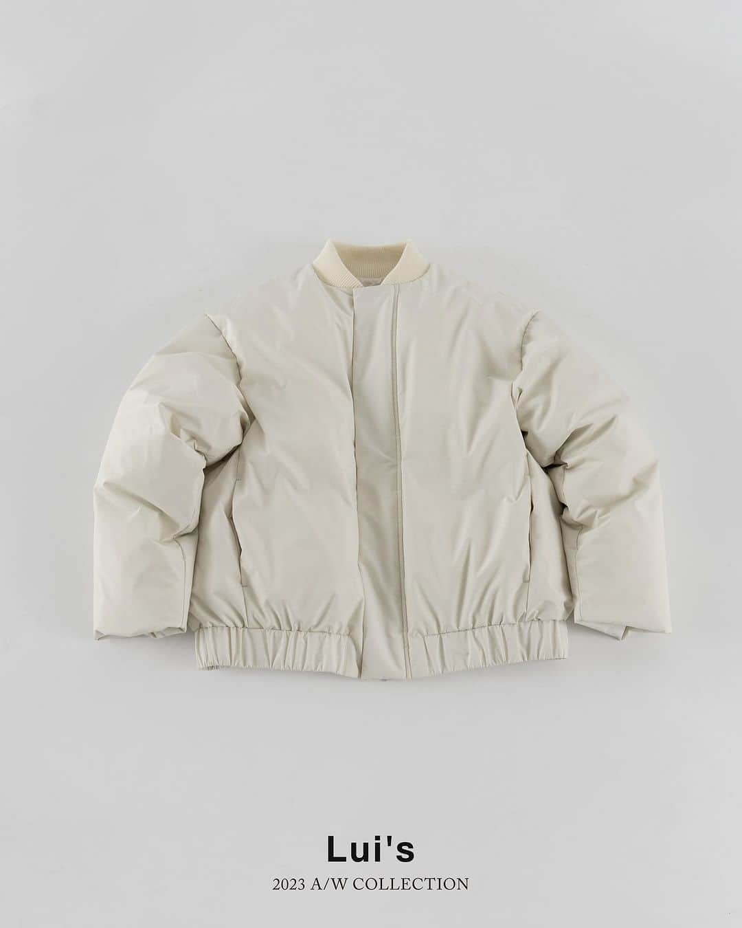 Lui's Lui's official instagramのインスタグラム：「recommend item  □ white goose down blouson  POINT  ボンバージャケットの丸みのあるシルエットをモチーフに作り上げたこちらのダウン。シームを出来るだけ無くして、さらにフロントZIPを比翼仕立てにする事で、ミニマルでクリーンな印象に。ダウンですが、ブルゾンライクに仕上げた今季新提案のダウンです。  #ダウンジャケット #ダウンコート #メンズファッション #メンズコーデ #メンズファッションコーデ #ダウンコーデ」