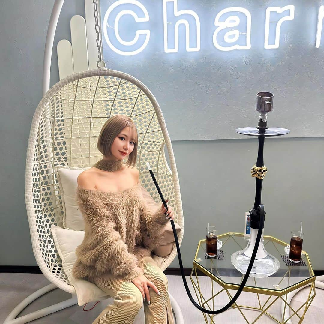 橘りあのインスタグラム：「新大久保駅の近くにある  @charme.shisha シーシャ屋さんに行ってきた☺️💭 . シーシャの台が豊富で💀の台にしてみたよん♡♡ 💀の所から煙が出て可愛かった🤍 . . #シーシャ #シーシャカフェ #シーシャバー #shisha #shishatime #chill」