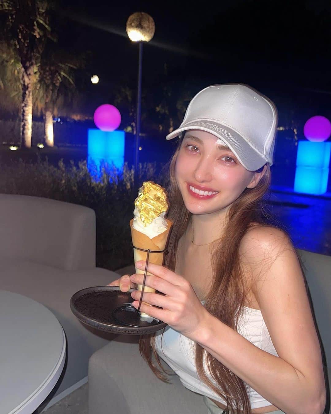 眞木美咲パメラのインスタグラム：「🥇  ドバイで食べたい金箔クレミア！ @takahisa_dubai で食べれるよ😂 写真撮りたくて外出たけど溶けるから爆速で食べた！ 室内で食べましょう☺️」