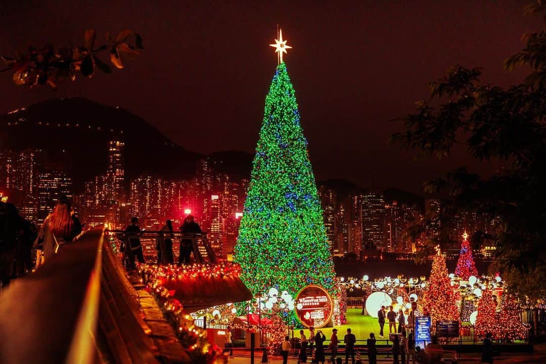 Discover Hong Kongさんのインスタグラム写真 - (Discover Hong KongInstagram)「[🎄The Hong Kong WinterFest opens today!🌟]​  🔔We have prepared tons of exciting programmes and vibrant festivities this year✨! Hong Kong’s West Kowloon Cultural District will transform into a Christmas town🎅 with a 20-metre-tall Christmas tree🎄, as well as charming Christmas huts and dazzling holiday decorations, all shining against the backdrop of Victoria Harbour from dusk till night. But there’s more; don’t miss the Winter Harbourfront Pyrotechnics in December, which will illuminate our night skies with warmth and romance. Get your camera ready 📷 and gather your loved ones to experience the festive spirit!​  🎅Hong Kong WinterFest 2023: Christmas Town ​ 📆 24 November 2023 – 1 January 2024​ 🕒Opening hours:​ Monday to Friday: 5pm to 11pm ​ Saturday and Sunday: 11am to 11pm ​ 22 December 2023 to 1 January 2024: 11am to 11pm ​ 24, 25 and 31 December 2023: 11am to 1am​ 📍Harbourside Lawn West, Art Park, West Kowloon Cultural District, Kowloon​  🌟 Winter Harbourfront Pyrotechnics​ 📆9, 10, 16, 17, 23, 24, 25 and 26 December 2023 (8 displays)​ 🕒8–8:10pm (around 10 minutes) ​ 📍Waters off Harbourside, Art Park, West Kowloon Cultural District, Kowloon​ 🔗Visit https://bit.ly/49EVizF for more information! ​  【🎄香港繽紛冬日巡禮今日開鑼🌟體驗最熱鬧嘅節日氣氛❄️】​  🔔今年準備咗好多好多精采節目等你參與！西九文化區將會搖身一變成為聖誕小鎮🎅，喺維港景色映照下，除咗有20米高嘅巨型聖誕樹🎄，仲有聖誕小屋同繽紛奪目嘅閃令令節日裝飾，等大家擺擺pose打打卡，由黃昏影到夜晚📷～為咗將氣氛推到頂點，12月更會有冬日水上煙火表演，照亮維港夜空，既溫馨又浪漫！即刻約親朋好友嚟感受濃厚嘅節日氣氛啦！🎁🎇​  🎅香港繽紛冬日巡禮2023：聖誕小鎮​ 📆 2023年11月24日至2024年1月1日​ 🕒開放時間：​ 星期一至五：下午5:00至晚上11:00​ 星期六、日：上午11:00至晚上11:00​ 2023年12月22日至2024年1月1日：上午11:00至晚上11:00​ 2023年12月24至25日、12月31日：上午11:00至翌日凌晨1:00​ 📍九龍西九文化區藝術公園海濱草坪西面​  🌟冬日水上煙火​ 📆 2023年12月9日、10日、16日、17日、23日、24日、25日和26日（共8場）​ 🕒 晚上8:00至8:10（約10分鐘）​ 📍九龍西九文化區藝術公園海濱長廊鄰近海面​ 🔗即刻上 https://bit.ly/3FZ4a5D 了解更多資訊啦！​  #Winterfest2023 #HelloHongKong #DiscoverHongKong 🎄🌟🎄🌟🎄🌟🎄🌟🎄🌟🎄🌟🎄🌟🎄🌟🎄🌟 What else can you do at night in Hong Kong?🌃 Stay tuned for our #HongKongAfter6 !👀 想知嚟緊夜晚有乜玩？🌃記得跟貼我哋嘅 #HongKongAfter6 ，更多節日盛事、玩樂好去處等緊你！👀」11月24日 19時24分 - discoverhongkong