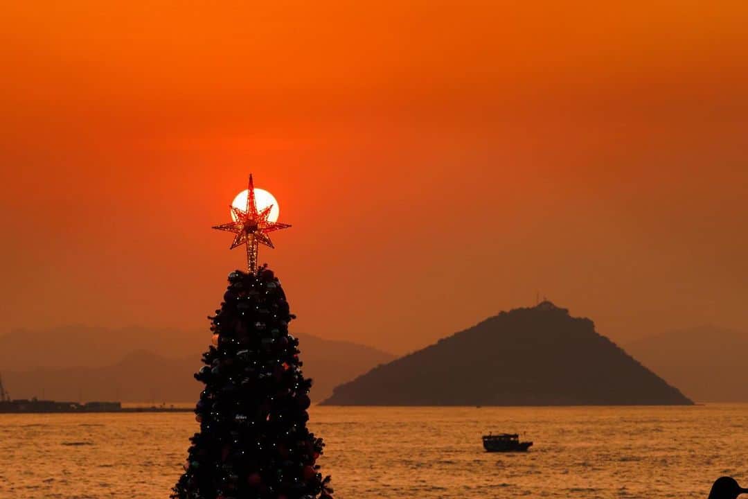 Discover Hong Kongさんのインスタグラム写真 - (Discover Hong KongInstagram)「[🎄The Hong Kong WinterFest opens today!🌟]​  🔔We have prepared tons of exciting programmes and vibrant festivities this year✨! Hong Kong’s West Kowloon Cultural District will transform into a Christmas town🎅 with a 20-metre-tall Christmas tree🎄, as well as charming Christmas huts and dazzling holiday decorations, all shining against the backdrop of Victoria Harbour from dusk till night. But there’s more; don’t miss the Winter Harbourfront Pyrotechnics in December, which will illuminate our night skies with warmth and romance. Get your camera ready 📷 and gather your loved ones to experience the festive spirit!​  🎅Hong Kong WinterFest 2023: Christmas Town ​ 📆 24 November 2023 – 1 January 2024​ 🕒Opening hours:​ Monday to Friday: 5pm to 11pm ​ Saturday and Sunday: 11am to 11pm ​ 22 December 2023 to 1 January 2024: 11am to 11pm ​ 24, 25 and 31 December 2023: 11am to 1am​ 📍Harbourside Lawn West, Art Park, West Kowloon Cultural District, Kowloon​  🌟 Winter Harbourfront Pyrotechnics​ 📆9, 10, 16, 17, 23, 24, 25 and 26 December 2023 (8 displays)​ 🕒8–8:10pm (around 10 minutes) ​ 📍Waters off Harbourside, Art Park, West Kowloon Cultural District, Kowloon​ 🔗Visit https://bit.ly/49EVizF for more information! ​  【🎄香港繽紛冬日巡禮今日開鑼🌟體驗最熱鬧嘅節日氣氛❄️】​  🔔今年準備咗好多好多精采節目等你參與！西九文化區將會搖身一變成為聖誕小鎮🎅，喺維港景色映照下，除咗有20米高嘅巨型聖誕樹🎄，仲有聖誕小屋同繽紛奪目嘅閃令令節日裝飾，等大家擺擺pose打打卡，由黃昏影到夜晚📷～為咗將氣氛推到頂點，12月更會有冬日水上煙火表演，照亮維港夜空，既溫馨又浪漫！即刻約親朋好友嚟感受濃厚嘅節日氣氛啦！🎁🎇​  🎅香港繽紛冬日巡禮2023：聖誕小鎮​ 📆 2023年11月24日至2024年1月1日​ 🕒開放時間：​ 星期一至五：下午5:00至晚上11:00​ 星期六、日：上午11:00至晚上11:00​ 2023年12月22日至2024年1月1日：上午11:00至晚上11:00​ 2023年12月24至25日、12月31日：上午11:00至翌日凌晨1:00​ 📍九龍西九文化區藝術公園海濱草坪西面​  🌟冬日水上煙火​ 📆 2023年12月9日、10日、16日、17日、23日、24日、25日和26日（共8場）​ 🕒 晚上8:00至8:10（約10分鐘）​ 📍九龍西九文化區藝術公園海濱長廊鄰近海面​ 🔗即刻上 https://bit.ly/3FZ4a5D 了解更多資訊啦！​  #Winterfest2023 #HelloHongKong #DiscoverHongKong 🎄🌟🎄🌟🎄🌟🎄🌟🎄🌟🎄🌟🎄🌟🎄🌟🎄🌟 What else can you do at night in Hong Kong?🌃 Stay tuned for our #HongKongAfter6 !👀 想知嚟緊夜晚有乜玩？🌃記得跟貼我哋嘅 #HongKongAfter6 ，更多節日盛事、玩樂好去處等緊你！👀」11月24日 19時24分 - discoverhongkong