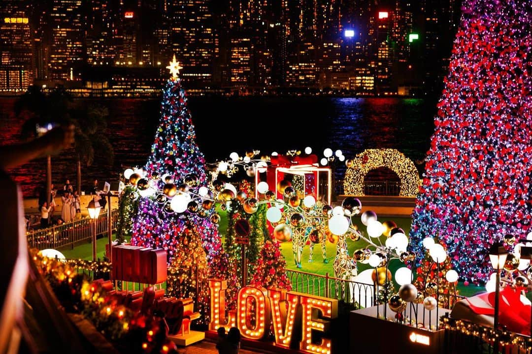 Discover Hong Kongさんのインスタグラム写真 - (Discover Hong KongInstagram)「[🎄The Hong Kong WinterFest opens today!🌟]​  🔔We have prepared tons of exciting programmes and vibrant festivities this year✨! Hong Kong’s West Kowloon Cultural District will transform into a Christmas town🎅 with a 20-metre-tall Christmas tree🎄, as well as charming Christmas huts and dazzling holiday decorations, all shining against the backdrop of Victoria Harbour from dusk till night. But there’s more; don’t miss the Winter Harbourfront Pyrotechnics in December, which will illuminate our night skies with warmth and romance. Get your camera ready 📷 and gather your loved ones to experience the festive spirit!​  🎅Hong Kong WinterFest 2023: Christmas Town ​ 📆 24 November 2023 – 1 January 2024​ 🕒Opening hours:​ Monday to Friday: 5pm to 11pm ​ Saturday and Sunday: 11am to 11pm ​ 22 December 2023 to 1 January 2024: 11am to 11pm ​ 24, 25 and 31 December 2023: 11am to 1am​ 📍Harbourside Lawn West, Art Park, West Kowloon Cultural District, Kowloon​  🌟 Winter Harbourfront Pyrotechnics​ 📆9, 10, 16, 17, 23, 24, 25 and 26 December 2023 (8 displays)​ 🕒8–8:10pm (around 10 minutes) ​ 📍Waters off Harbourside, Art Park, West Kowloon Cultural District, Kowloon​ 🔗Visit https://bit.ly/49EVizF for more information! ​  【🎄香港繽紛冬日巡禮今日開鑼🌟體驗最熱鬧嘅節日氣氛❄️】​  🔔今年準備咗好多好多精采節目等你參與！西九文化區將會搖身一變成為聖誕小鎮🎅，喺維港景色映照下，除咗有20米高嘅巨型聖誕樹🎄，仲有聖誕小屋同繽紛奪目嘅閃令令節日裝飾，等大家擺擺pose打打卡，由黃昏影到夜晚📷～為咗將氣氛推到頂點，12月更會有冬日水上煙火表演，照亮維港夜空，既溫馨又浪漫！即刻約親朋好友嚟感受濃厚嘅節日氣氛啦！🎁🎇​  🎅香港繽紛冬日巡禮2023：聖誕小鎮​ 📆 2023年11月24日至2024年1月1日​ 🕒開放時間：​ 星期一至五：下午5:00至晚上11:00​ 星期六、日：上午11:00至晚上11:00​ 2023年12月22日至2024年1月1日：上午11:00至晚上11:00​ 2023年12月24至25日、12月31日：上午11:00至翌日凌晨1:00​ 📍九龍西九文化區藝術公園海濱草坪西面​  🌟冬日水上煙火​ 📆 2023年12月9日、10日、16日、17日、23日、24日、25日和26日（共8場）​ 🕒 晚上8:00至8:10（約10分鐘）​ 📍九龍西九文化區藝術公園海濱長廊鄰近海面​ 🔗即刻上 https://bit.ly/3FZ4a5D 了解更多資訊啦！​  #Winterfest2023 #HelloHongKong #DiscoverHongKong 🎄🌟🎄🌟🎄🌟🎄🌟🎄🌟🎄🌟🎄🌟🎄🌟🎄🌟 What else can you do at night in Hong Kong?🌃 Stay tuned for our #HongKongAfter6 !👀 想知嚟緊夜晚有乜玩？🌃記得跟貼我哋嘅 #HongKongAfter6 ，更多節日盛事、玩樂好去處等緊你！👀」11月24日 19時24分 - discoverhongkong