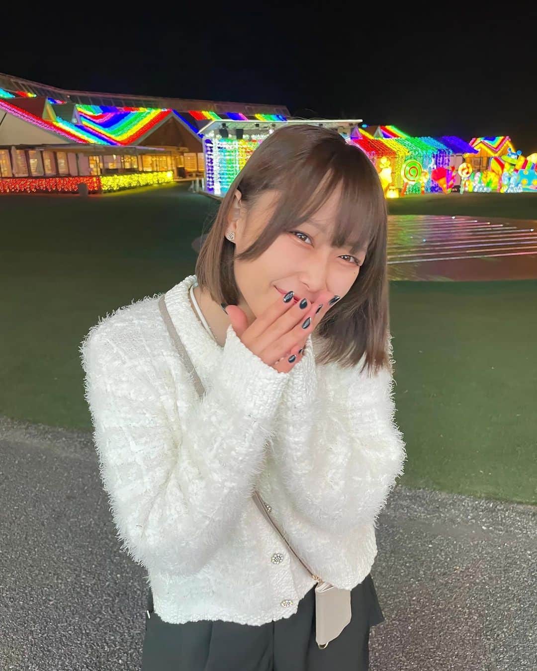 のインスタグラム：「この時の投稿早くしてほしいってDM来てて、お待たせしました〜🥺🥺🐰 ちなみに！ボブにした当日の写真です！！ 来年は一緒にイルミネーション見に行こうね！🫶」