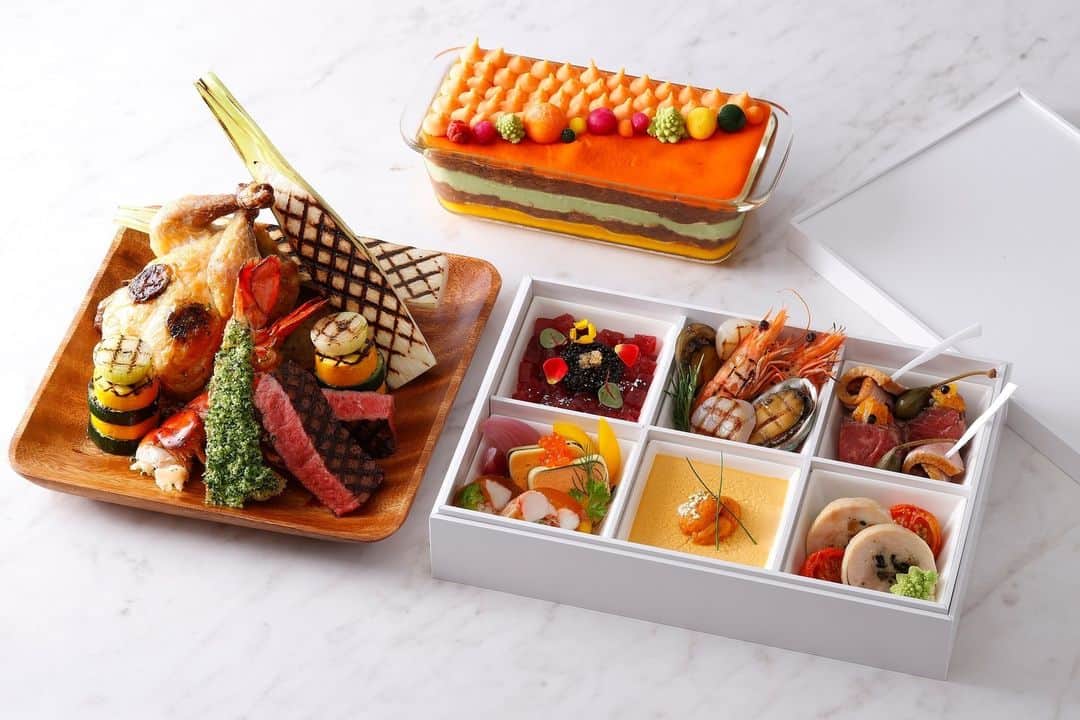 東京マリオットホテルのインスタグラム：「ご自宅で過ごすクリスマス・お正月に、少し贅沢なホテルメイドのテイクアウトはいかがですか？✨ オマール海老や黒毛和牛のグリルや神戸ビーフのラザニアなど華やかなクリスマスにふさわしい豪華食材を用いた、ホリデーシーズンにぴったりなテイクアウトをご用意しました🎁 ご自宅のテーブルに華やぎを添えるテイクアウトミールで、ご家族、ご友人、大切な方とのひと時をお楽しみください🎄  詳細・ご予約はプロフィールのリンク「【ラウンジ&ダイニング G（テイクアウト）】」から💁‍♀️」