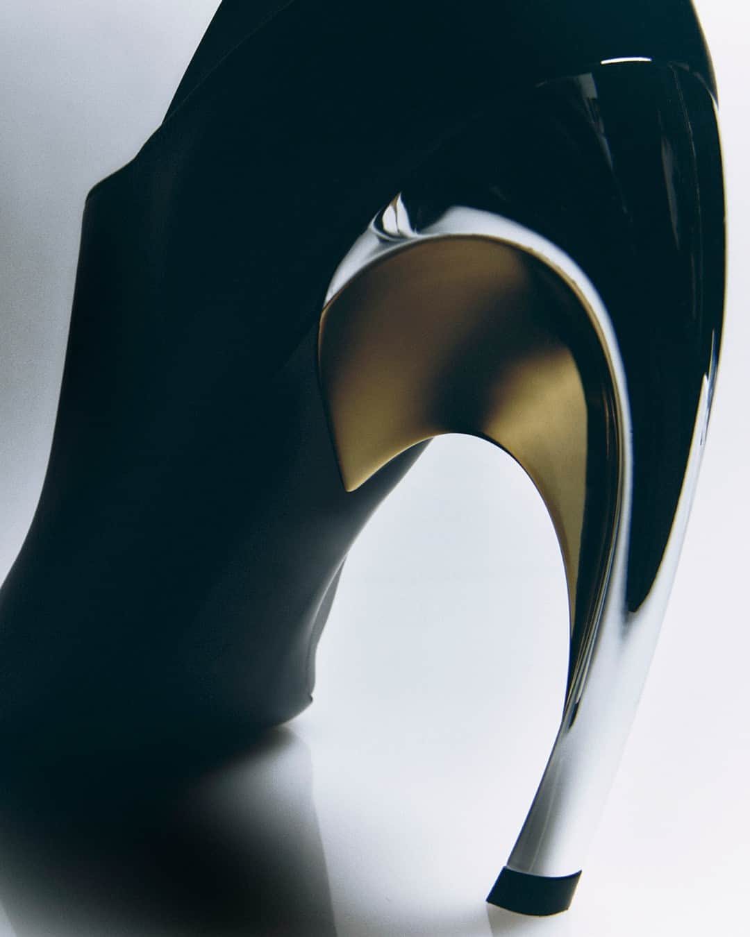 アレキサンダー・マックイーンのインスタグラム：「The #McQueenArmadillo reinvented, featuring the iconic tonal curve lacquered heel.⁣  ⁣ Discover the Armadillo collection via the link in bio.⁣ ⁣ Photographed by @hannatveite」