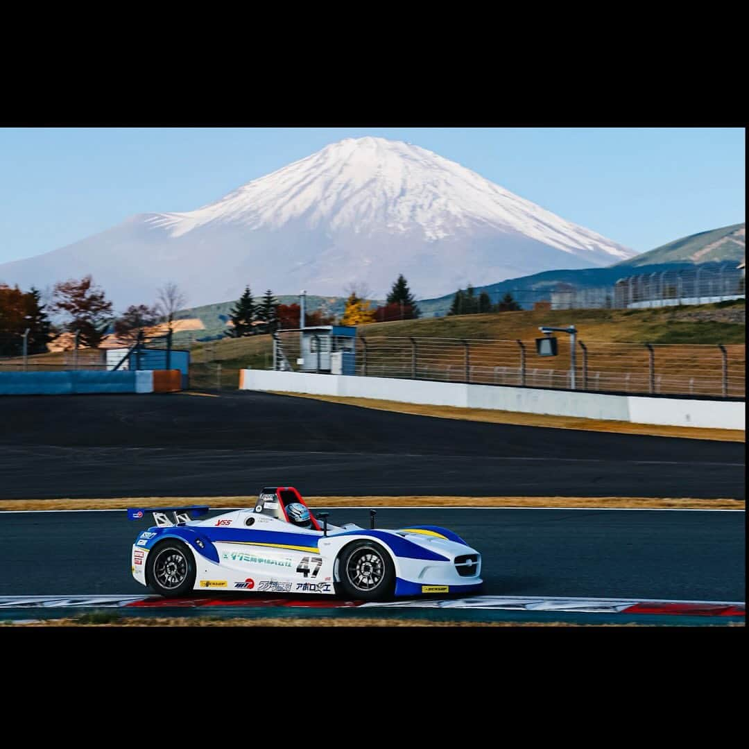 中澤卓也のインスタグラム：「今シーズンのFCR-VITA最終戦、レースウィークがスタートしました💪 今日のテスト走行ではマシンもかなり良い感触、明日の予選・決勝もこのイメージを大事にしながら挑みたいと思います！ 今シーズンラストレース、4輪レースデビューの1年目を支えて下さったスポンサーの皆さんや関係者の皆さん、チーム、サーキットに駆け付けてくれるファンのみんな、すべての方々に感謝をして、ベストリザルトで締めくくれるように頑張ります！  #タクミ商事株式会社 #株式会社風雅 #風雅巻き #ssr #ssrwheels #degimo #yssjapan #arai #アライヘルメット #アウティスタ #protex #sev #yokohamagoodfactory #eyebrowsracing #ピアレマート #備長炭焼肉てんてん #mosthmracing #fcrvita #vitaclub #westracing #富士スピードウェイ #モータースポーツ #シンガーソングドライバー #handsmade #陽はまた昇る #中澤卓也」