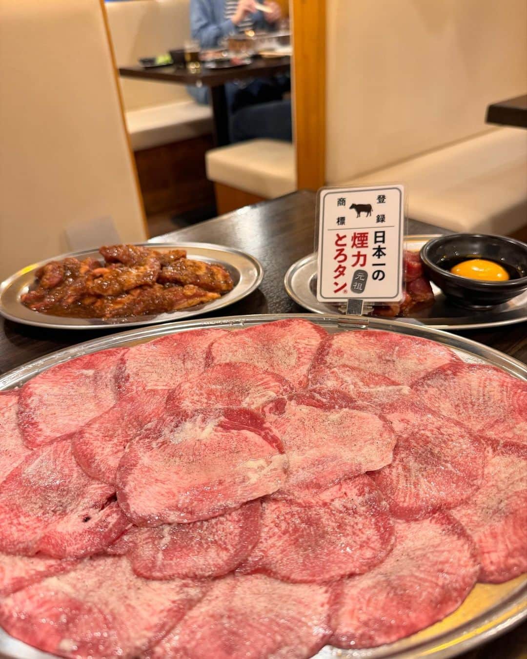 ミシェリマリコさんのインスタグラム写真 - (ミシェリマリコInstagram)「日本一のとろタン🫰🏻✨  先日愛知県安城市にある @kemuriki__anjouekimae さんで焼肉食べてきたよ♪ ここのタンがとにかく大好き💕 薄切りでニンニク🧄が効いていて口の中で溶ける✨ この日たべたのは🔻  ・名物とろタン ・煙力たれハラミ（豚） ・5秒焼きロース ・にんにくネギ塩上ハラミ  私がやりたかったタン丼❤️ タンに生卵乗せて食べるのは贅沢やった✨  他のメニューも美味しかったよ♪  安城駅前だからこれからの季節忘年会にも👌✨ 3階は団体も入るひろさだから是非✨  PR @kemuriki__anjouekimae #愛知焼肉 #安城市グルメ #安城グルメ #安城ディナー #安城焼肉 #安城駅 #煙力 #煙力安城駅前店 #焼肉 #肉好き #肉食女子 #愛知グルメ #愛知焼肉」11月24日 19時27分 - michellymariko