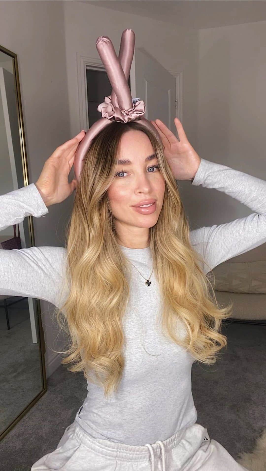 ローレン・ポープのインスタグラム：「ad It’s giving…Unicorn 😬 But trust the process! 😂😂😂  I’m all about the upside down heatless curler trick, I just think it gives way more control and the waves just sit much better in my opinion…What do you think?   THE HEATLESS CURL KIT 👉🏼 Ok so I have an amazing discount for you, everything you see me using is part of the @hairrehablondon Heatless Curl Lit and it’s currently £39.50 instead of £49.50 using code CURLKIT.  Head over to my stories for more info but here’s some snippets for you -   👉🏼 100% silk heatless curler means less frizz and no friction or breakage. 👉🏼 The claw clip, brush and comb are made from wheat straw, no plastic!! Wheat straw is eco friendly, recyclable, biodegradable and zero waste. It’s also anti static, antibacterial, anti odour and non-allergenic!! 👉🏼 The hair serum is Mitch lighter then an oil so it’s super lightweight and it’s vegan and cruelty free. This helps improve hair damage and smells amazing!  #heatlesscurls #heatlesswaves #heatlesshairstyle」