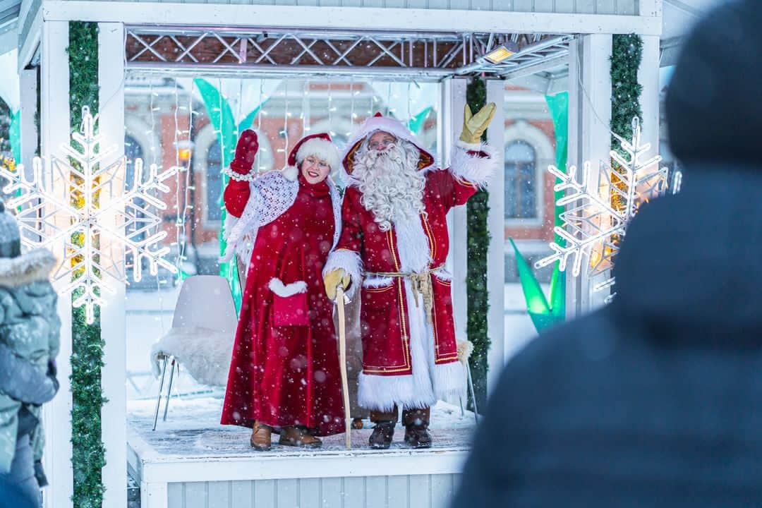 フィンランド政府観光局のインスタグラム：「【フィンランドのクリスマス情報🎄】  ✨フィンランド湖水地方、フィンランドで10番目に大きな湖カッラヴェシに囲まれた街クオピオ。この街のクリスマスマーケットは12月8～21日まで。サンタクロースとクロース夫人、無料のメリーゴーランド、氷の城からやってくる女王様、雪の女王様と氷のプリンセス、氷のそりに乗って写真撮影など、プログラム盛りだくさんです。🎅🤶🏼🎠  プログラムが気になる方はこちらから。 https://www.kuopionjoulu.fi/en/program/  📸 Reino Hartikainen, Wille Markkanen @kuopionjoulutori」