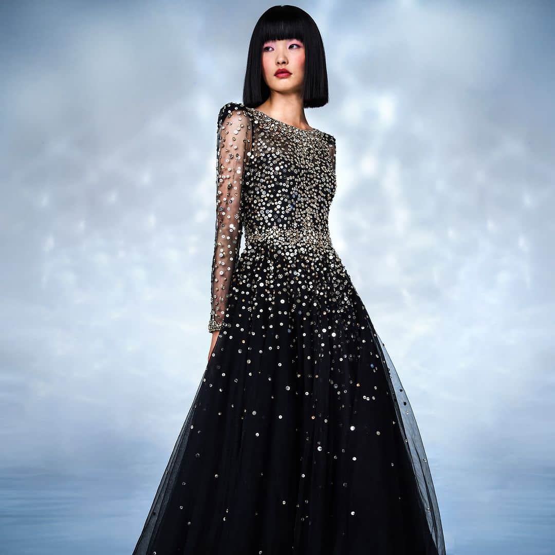 のインスタグラム：「Kuda, dramatic in gold and black.   From the Resort Spring Summer 24 collection. In store and online now.  #jennypackham #resort #spring #summer #springfashion #dress #awards #hollywood #paris #milan #newyork #london #vogue #runway #style」