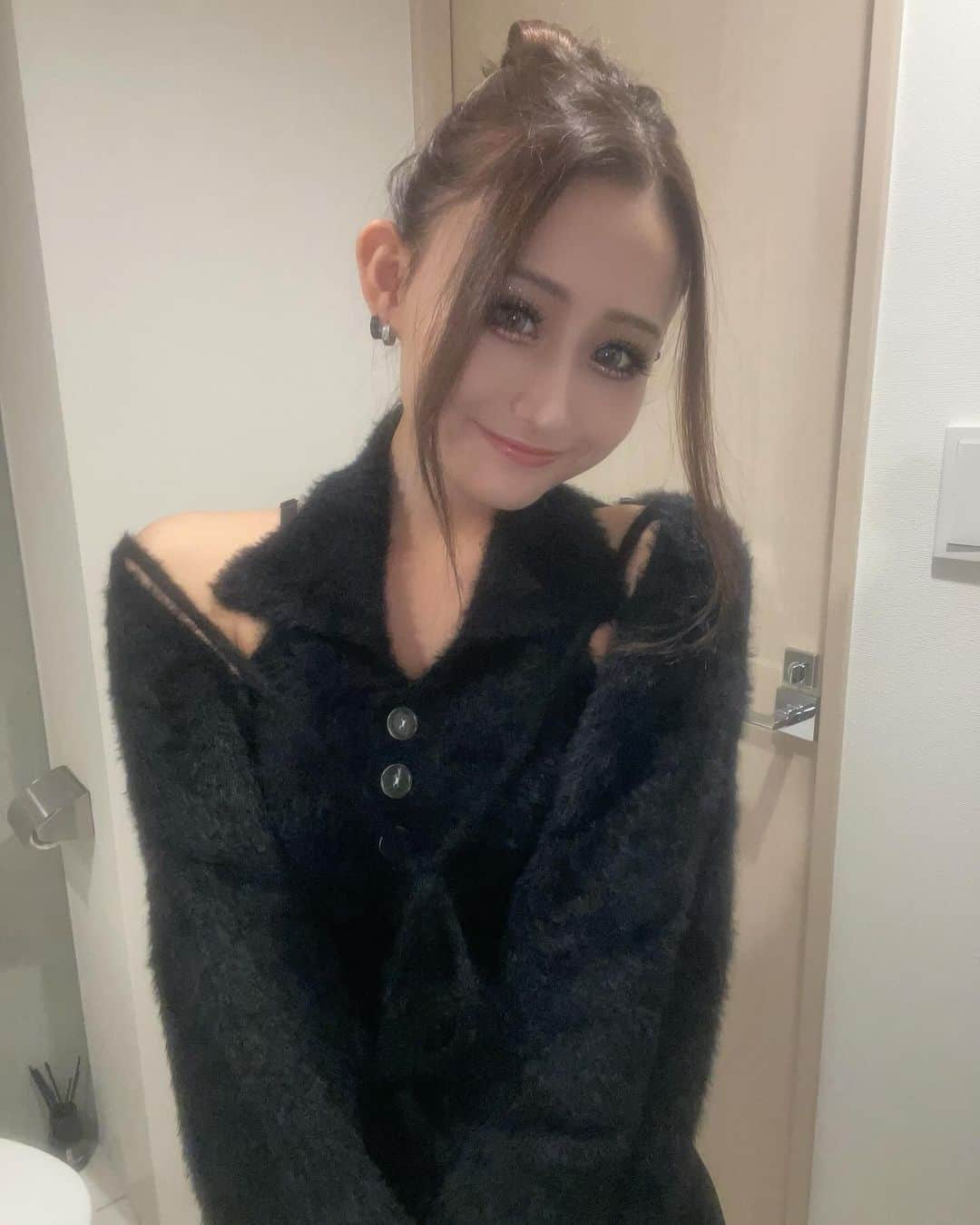 伊藤愛依海さんのインスタグラム写真 - (伊藤愛依海Instagram)「⛄️  試すたび、好きが見つかる。 届くたび、好きが増えてく。  SHEINの服今回もかわちーのばっか🥹  1コーデ  ･トップス 24588896 ･スカート 19655435 ･ブーツ 24130938  2コーデ  ･トップス 24640023 ･アウター 23247040 ･スカート 19655435 ･ブーツ 24130938  ・クーポンコード BFJP211  ・割引率 お買い上げ金額1～5,999円まではセール価格より15%OFF、6,000円以上は20%OFFが適用される  ・利用期限 公開日〜1月31日  #PR #SHEINGoodFinds #SHEINblackfriday #SHEINforAll #loveshein #ad #saveinstyle」11月24日 19時29分 - aimi___1227