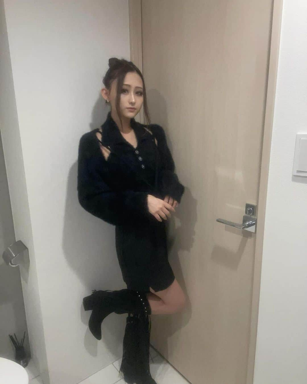 伊藤愛依海さんのインスタグラム写真 - (伊藤愛依海Instagram)「⛄️  試すたび、好きが見つかる。 届くたび、好きが増えてく。  SHEINの服今回もかわちーのばっか🥹  1コーデ  ･トップス 24588896 ･スカート 19655435 ･ブーツ 24130938  2コーデ  ･トップス 24640023 ･アウター 23247040 ･スカート 19655435 ･ブーツ 24130938  ・クーポンコード BFJP211  ・割引率 お買い上げ金額1～5,999円まではセール価格より15%OFF、6,000円以上は20%OFFが適用される  ・利用期限 公開日〜1月31日  #PR #SHEINGoodFinds #SHEINblackfriday #SHEINforAll #loveshein #ad #saveinstyle」11月24日 19時29分 - aimi___1227