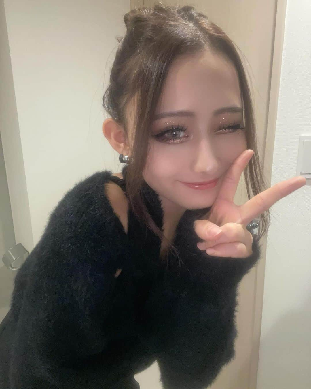 伊藤愛依海のインスタグラム：「⛄️  試すたび、好きが見つかる。 届くたび、好きが増えてく。  SHEINの服今回もかわちーのばっか🥹  1コーデ  ･トップス 24588896 ･スカート 19655435 ･ブーツ 24130938  2コーデ  ･トップス 24640023 ･アウター 23247040 ･スカート 19655435 ･ブーツ 24130938  ・クーポンコード BFJP211  ・割引率 お買い上げ金額1～5,999円まではセール価格より15%OFF、6,000円以上は20%OFFが適用される  ・利用期限 公開日〜1月31日  #PR #SHEINGoodFinds #SHEINblackfriday #SHEINforAll #loveshein #ad #saveinstyle」