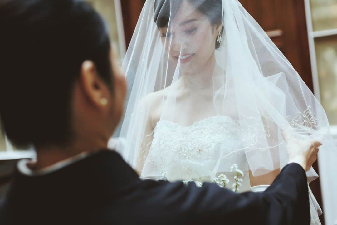 ラバンクドロアさんのインスタグラム写真 - (ラバンクドロアInstagram)「* * * ベールダウンセレモニー 結婚のときを迎える幸せの瞬間です💐 * * * * 【ラ･バンク･ド･ロア】 〒231-0023 神奈川県横浜市中区山下町280-1 * アクセス みなとみらい線 日本大通り駅より徒歩5分 みなとみらい線 元町・中華街駅より徒歩5分 * 駅近でアクセス抜群です！ * * #ウェディング #wedding #ゲストハウス #プレ花嫁 #日本中のプレ花嫁さんと繋がりたい #花嫁 #卒花 #結婚式場 #結婚式場探し #結婚準備 #結婚式レポ #花嫁diy #プロポーズ #チャペル #ブライダルフェア #ラバンクドロア #labanqueduLoA #前撮り #marry花嫁 #ラバンクドロア #ファーストミート #横浜ウェディング #横浜結婚式 #文化財 #文化財ウェディング #テーブルコーディネート #横浜市指定有形文化財 #アニバーサリーディナー #anniversarydinner #minietmaxi」11月24日 19時30分 - la_banque_du_loa