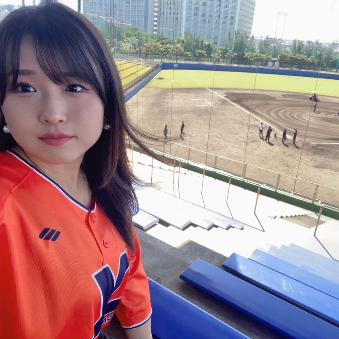 河野万里奈さんのインスタグラム写真 - (河野万里奈Instagram)「「Japan Winter League2023」 ついに開幕 始球式&ミニライブをさせていただきました⚾️🌺  「陽の目を浴びていない場所に光を」 というテーマに強いシンパシーを感じています。 だから精一杯のエールと共闘の意志を込めて、 3曲歌わせていただきました。  【打順(setlist)】 一　アイキャントライ 二　アラタなるセカイ 三　ドラフト  ありがたいことにYouTubeやベースボールLIVEで 試合の中継が見られるので 最後まで応援しています！！！ 素晴らしい日々になりすように！！  ※始球式については、また別の投稿にまとめます😳⚾️  #jwl #ジャパンウィンターリーグ #トライアウト #野球に国境はない」11月24日 19時30分 - marina_kawano