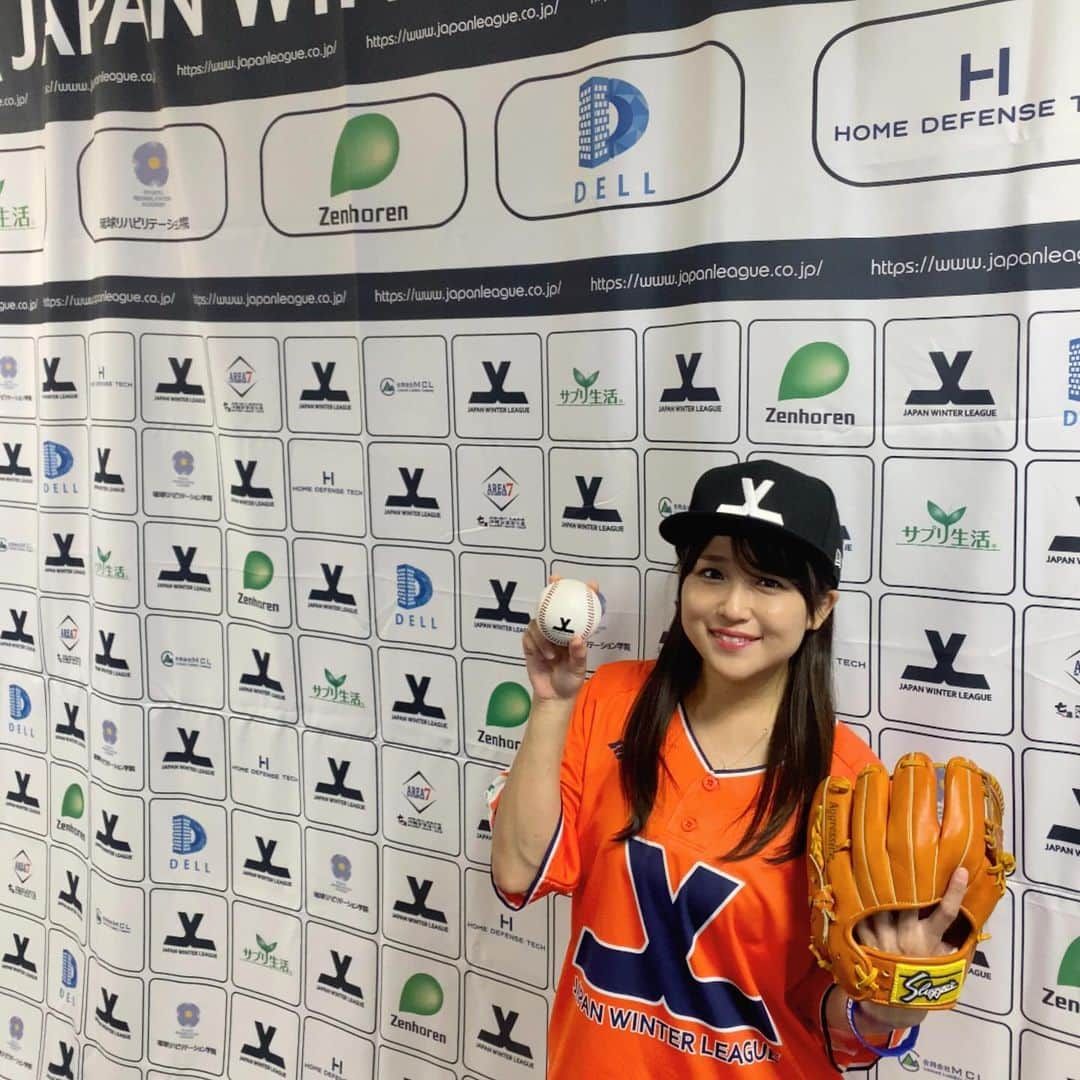 河野万里奈のインスタグラム：「「Japan Winter League2023」 ついに開幕 始球式&ミニライブをさせていただきました⚾️🌺  「陽の目を浴びていない場所に光を」 というテーマに強いシンパシーを感じています。 だから精一杯のエールと共闘の意志を込めて、 3曲歌わせていただきました。  【打順(setlist)】 一　アイキャントライ 二　アラタなるセカイ 三　ドラフト  ありがたいことにYouTubeやベースボールLIVEで 試合の中継が見られるので 最後まで応援しています！！！ 素晴らしい日々になりすように！！  ※始球式については、また別の投稿にまとめます😳⚾️  #jwl #ジャパンウィンターリーグ #トライアウト #野球に国境はない」