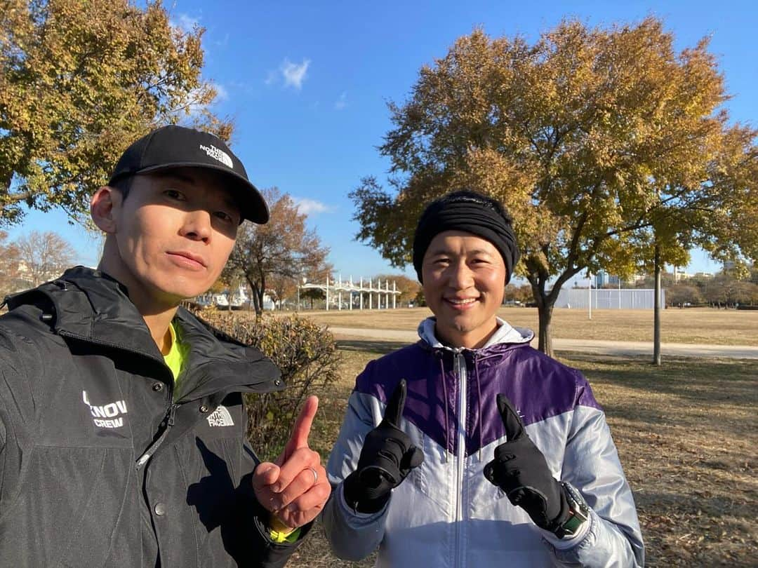 ジヌションのインスタグラム：「🏃‍♂️ 1일 2런 새벽에 50분 러닝 아이들 학교 데려다 주고 8시에 이영표 선수와 30분 러닝 100m 질주 2회 1600m 4:14 페이스 5분 휴식 1600m 4:03 페이스 1km 쿨다윤 내일 릴레이런 쥰비 완료!  우리는 선한 마음을 가지고 건강한 삶을 위해 런한다 #UNKNOWNCREW #언노운크루 #션 #이영표」