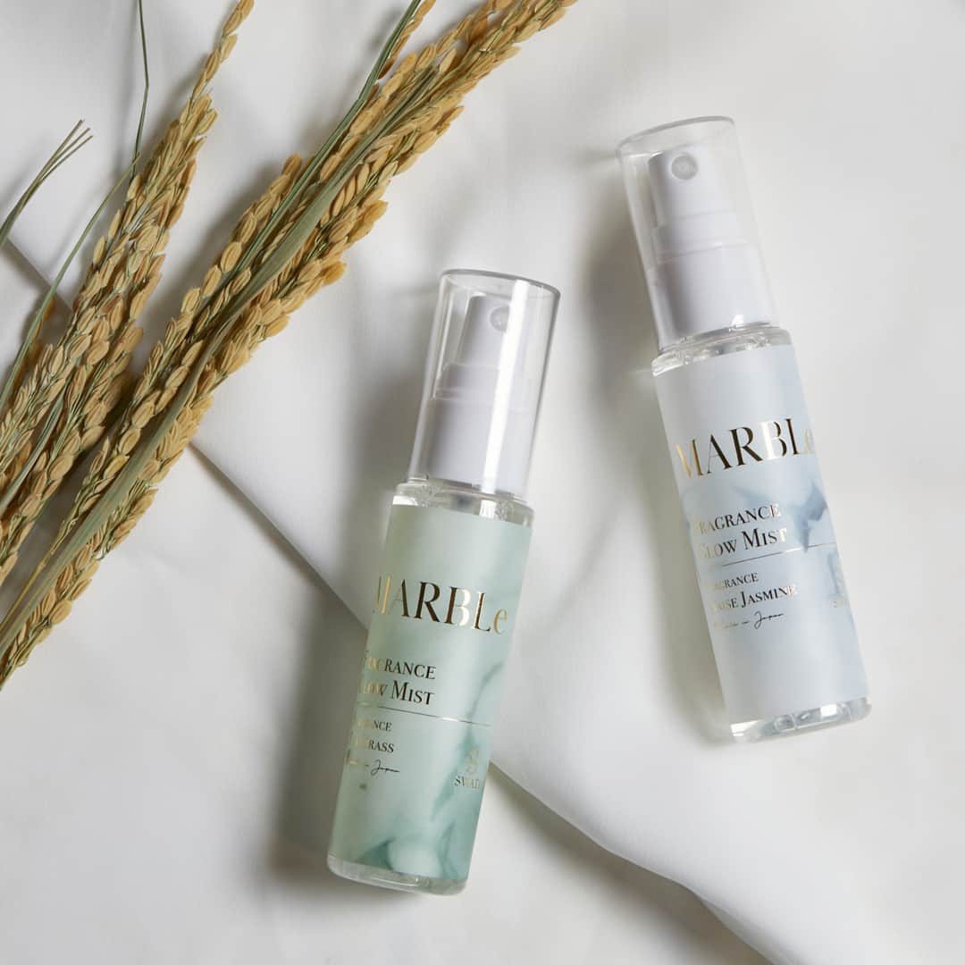 SWATi Officialさんのインスタグラム写真 - (SWATi OfficialInstagram)「マルチで使えるフレグランスミスト化粧水🌾  FRAGRANCE GLOW MIST(フレグランスグロウミスト)  きめ細かいミストで乾燥しがちな肌や髪にみずみずしいツヤと潤いを。心地よい香りもおたのしみいただけます😌  持ち運びも便利でいつでもどこでも手軽に保湿しながらリフレッシュ🚿✨  「SWATi MARBLe」から数量限定『GLOW ＆ MOIST COLLECTION』がF.room先行で発売中♪  みずみずしいツヤで潤うプレミアムなセット。 SWATi MARBLeオリジナルの香りをマルチにライン使い！ ボディだけでなく、フェイスにも使えるマルチミスト×モイストソープでお肌にツヤと潤いを。  📍F.roomオンラインストアからご購入いただけます。 @f.room_official  📍取り扱い店舗（全国の百貨店、セレクトショップなど）での販売は2023年11月27日（月）となります。  #MARBLe #マーブル #スワティーマーブル #SWATi #スワティー #ボディケア #化粧水 #ボディミスト #フェイスミスト #ヘアミスト #石鹸 #洗顔 #ボディソープ #保湿 #美容 #美容好き #いい香り #フレグランス #バスタイム #サスティナブル #ライフスタイル #プレゼント #ギフト #プレゼントにおすすめ #クリスマスプレゼント #クリスマス #ホリデーギフト」11月24日 19時31分 - swati_official
