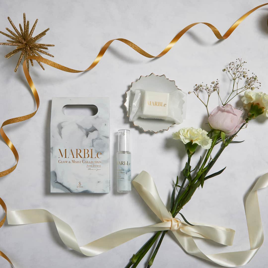 SWATi Officialさんのインスタグラム写真 - (SWATi OfficialInstagram)「マルチで使えるフレグランスミスト化粧水🌾  FRAGRANCE GLOW MIST(フレグランスグロウミスト)  きめ細かいミストで乾燥しがちな肌や髪にみずみずしいツヤと潤いを。心地よい香りもおたのしみいただけます😌  持ち運びも便利でいつでもどこでも手軽に保湿しながらリフレッシュ🚿✨  「SWATi MARBLe」から数量限定『GLOW ＆ MOIST COLLECTION』がF.room先行で発売中♪  みずみずしいツヤで潤うプレミアムなセット。 SWATi MARBLeオリジナルの香りをマルチにライン使い！ ボディだけでなく、フェイスにも使えるマルチミスト×モイストソープでお肌にツヤと潤いを。  📍F.roomオンラインストアからご購入いただけます。 @f.room_official  📍取り扱い店舗（全国の百貨店、セレクトショップなど）での販売は2023年11月27日（月）となります。  #MARBLe #マーブル #スワティーマーブル #SWATi #スワティー #ボディケア #化粧水 #ボディミスト #フェイスミスト #ヘアミスト #石鹸 #洗顔 #ボディソープ #保湿 #美容 #美容好き #いい香り #フレグランス #バスタイム #サスティナブル #ライフスタイル #プレゼント #ギフト #プレゼントにおすすめ #クリスマスプレゼント #クリスマス #ホリデーギフト」11月24日 19時31分 - swati_official