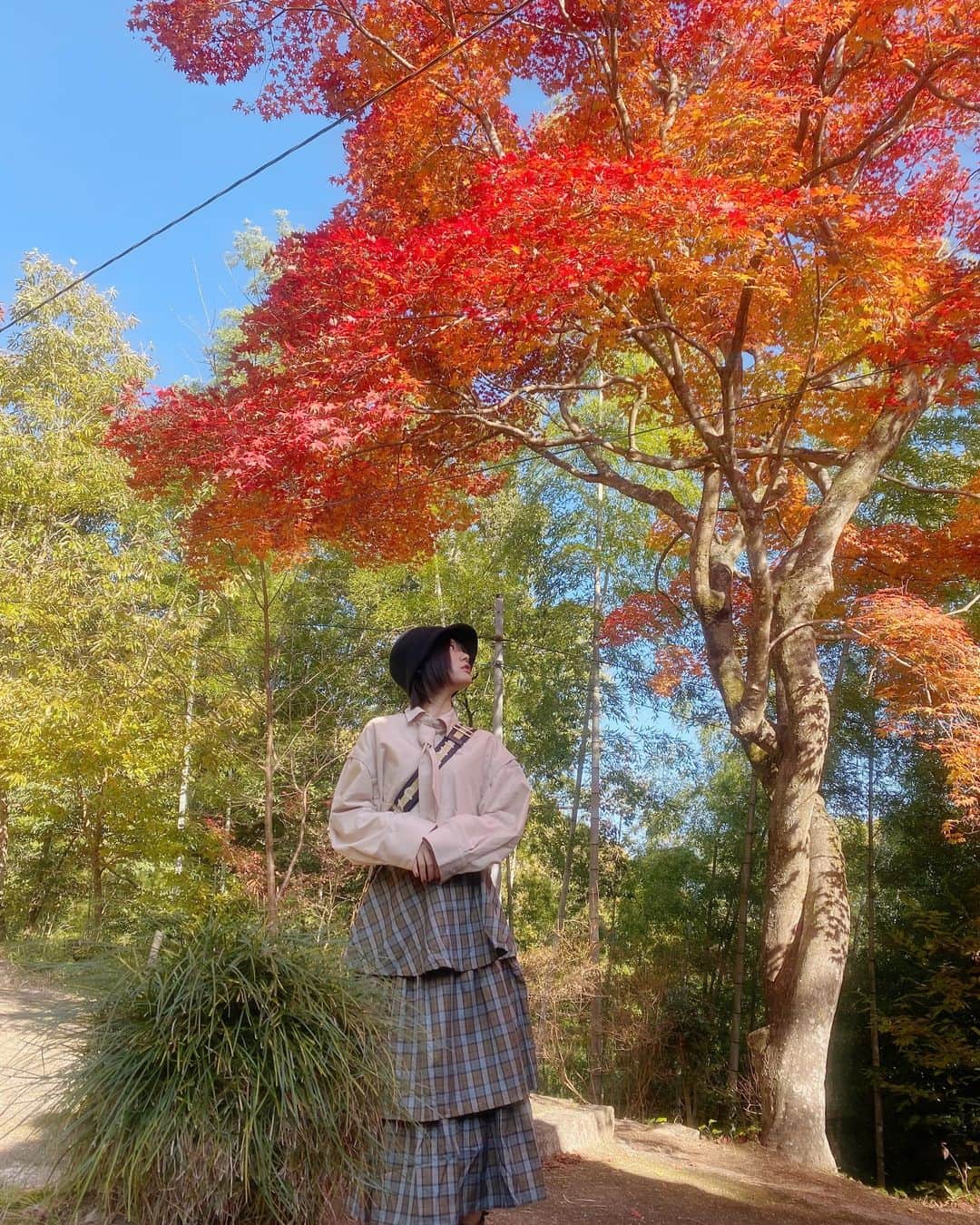渡辺菜月のインスタグラム：「. #なっちゃんスタイル 🍂 . . 秋はチェック柄を沢山身に付けたくなります！  @wclosetwearsinc コーデでした🐻🩵  #広島 #広島観光 #紅葉  #紅葉狩り #秋 #コーデ  #stu48 #idol #fashion  #follow」