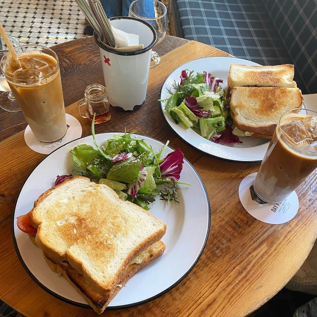 橘二葉のインスタグラム：「久しぶりのカフェ活🥪 展示会終わりに行ったよ！(わりと前の話です。笑)  w/ @miura_nanako  #cafe #tokyo #dayandnight」