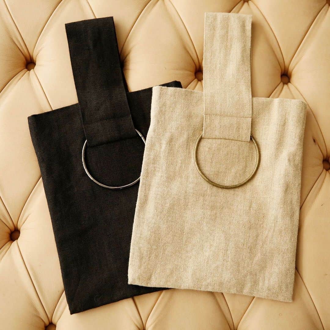 MADISONBLUEのインスタグラム：「NEWS!!  11月30日（木）より、表参道店・ONLINE STOREにて MADISONBLUE×LERET.H（ルレアッシュ） @lereth__paris コラボレーションバックを発売します。  パリを拠点にジャーナリストやコーディネーターとして活動している鈴木ひろこさん（愛称チャコさん） @suzukichako が手がける『ルレアッシュ』。 ディレクター中山と2人は親交が深く今回コラボレーションが実現しました。  ルレアッシュを代表する「サック・カレ」のデザインをベースに、マディソンブルーの洋服の残布を使用したスペシャルアイテムです。  素材は2種類、お馴染みヘビーウェイトのリネンとコートなどに使用している接結ウールをご用意。  生地や色に合わせ色目が異なるリングをチョイスしたり、素材に合わせて縫製を変えるなど拘りが詰まっています。  持ち手を通して巾着風に、折りたたんでクラッチのようにマルチWAYに楽しめるバックです。  ＜商品詳細＞ 『SAC CARRE HEAVY LINEN』 Materiel: LINEN100% Color : BEIGE/BLACK Price : ¥31,900  #madisonblue #マディソンブルー  #marikonakayama」