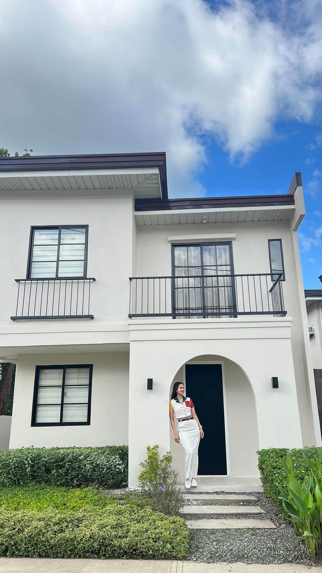 ミーガン・ヤングのインスタグラム：「Ovialand is committed to bring the Premier Family Living experience throughout the home-buying process. Explore your home-buying experience with their three Premier Family Living: Premier House, where quality meets fully furnished houses; Premier Service, ensuring a hassle-free journey; and Premier Community, safeguarding your safety in a peaceful neighborhood. Elevate your lifestyle with Ovialand – where excellence meets home.  You can visit their website http://ovialand.com for more information about their services.   #Ovialand  #HousEasy  #QuickTurnover #InstantHomes #InstantFinancing #PremierFamilyLiving @ovialand.ph」