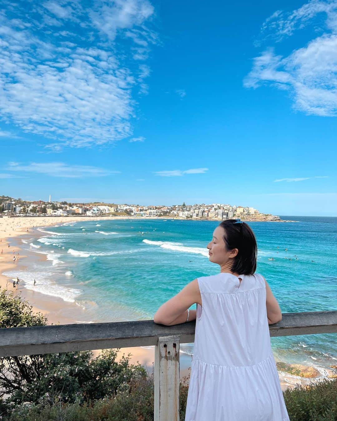 西野沙瑛のインスタグラム：「- 📍BONDI BEACH オーストラリアに行って行きたかったビーチの一つ⛱️ この海の綺麗さに癒された🏝️ 有名な海水プール入りたかったけど少し寒かった🌊 ライフセーバー発祥のビーチだから、ビーチ沿いのショップには ライフセーバーグッズが売ってて 可愛くてたくさん買っちゃった😎🏊  #オーストラリア #子連れ旅行 #シドニー #オーストラリア旅行 #シドニー旅行 #家族旅行 #0歳児ママ ##sydney #australia #bondibeach #ボンダイビーチ」