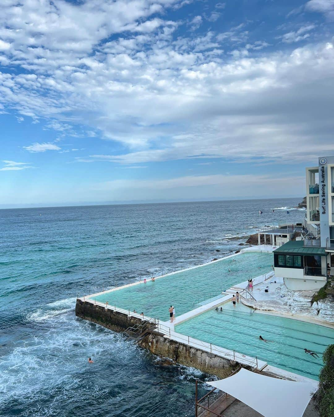 西野沙瑛さんのインスタグラム写真 - (西野沙瑛Instagram)「- 📍BONDI BEACH オーストラリアに行って行きたかったビーチの一つ⛱️ この海の綺麗さに癒された🏝️ 有名な海水プール入りたかったけど少し寒かった🌊 ライフセーバー発祥のビーチだから、ビーチ沿いのショップには ライフセーバーグッズが売ってて 可愛くてたくさん買っちゃった😎🏊  #オーストラリア #子連れ旅行 #シドニー #オーストラリア旅行 #シドニー旅行 #家族旅行 #0歳児ママ ##sydney #australia #bondibeach #ボンダイビーチ」11月24日 19時43分 - sae_golf