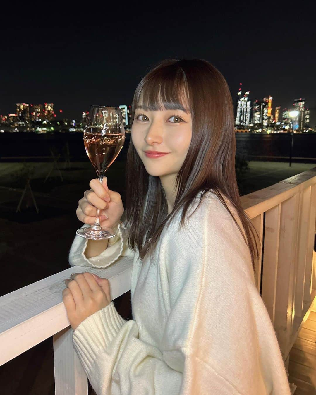 尾形春水のインスタグラム：「可愛い女子会にななてぃんと行ってきた🥂💕  #サントリーさんからキラキラのフレシネをいただきました #ホームパーティー #クリスマスパーティー」