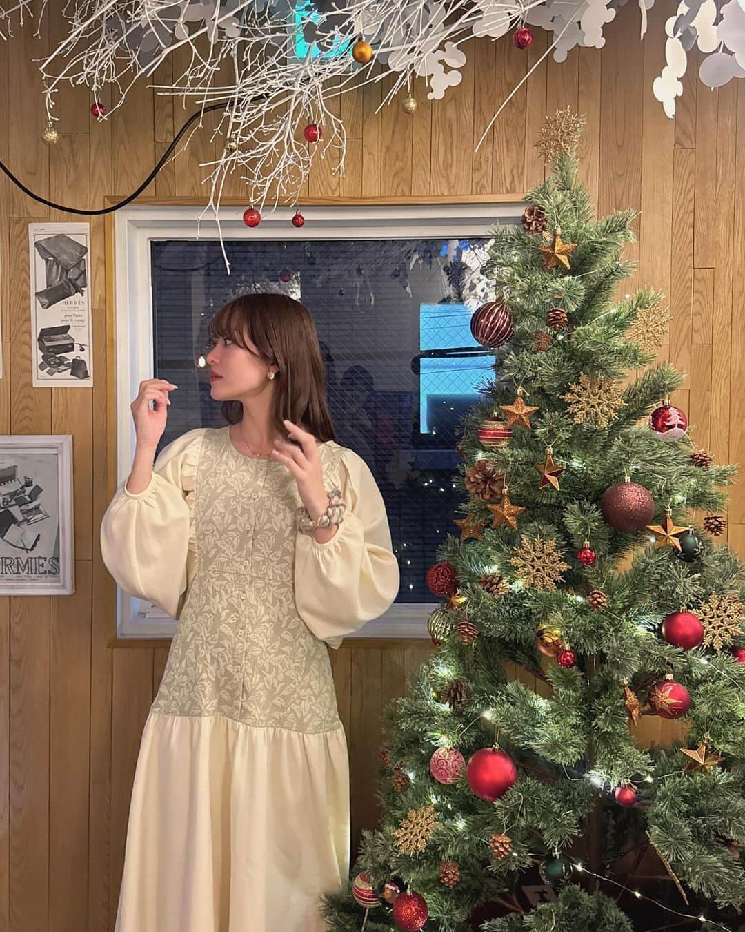 吉次玲奈さんのインスタグラム写真 - (吉次玲奈Instagram)「今日は @vannie__u のhappybag②に入ってるワンピースを着たよ🎄 ⁡ 1枚でコーデが完成するし、可愛すぎる〜お気に入りです♡ ⁡ happy bag残りわずかなのでぜひみんなチェックしてみてね！☺️ ⁡ #秋コーデ #秋服 #秋服コーデ #カーディガン #カーディガンコーデ #着回し #着回しコーデ #ニット #冬コーデ #シャツ #ロングブーツ #ロングブーツコーデ #キャミワンピ #キャミワンピース #キャップコーデ #秋冬コーデ #冬服 #ブラウスコーデ #ブラウス #福袋 #2024福袋 #シャギー #シャギーニット  #ヴァニーユー #ゾゾタウン #zozotown購入品 #zozotown #156cmコーデ #骨格ウェーブ #骨格ウェーブコーデ」11月24日 19時36分 - rena_yoshitsugu