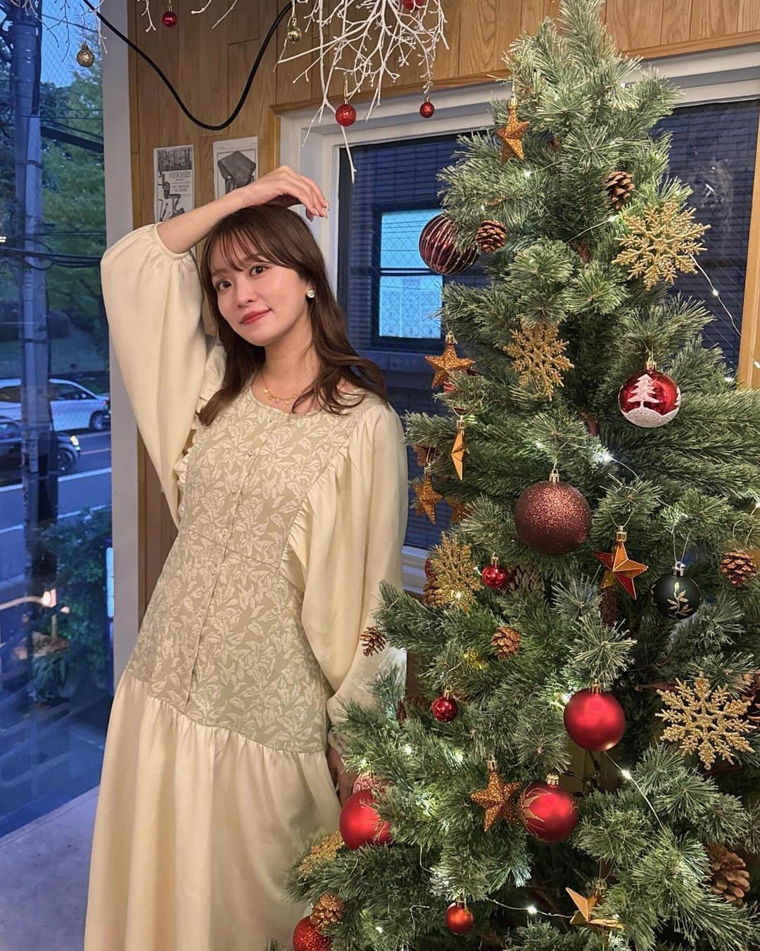 吉次玲奈さんのインスタグラム写真 - (吉次玲奈Instagram)「今日は @vannie__u のhappybag②に入ってるワンピースを着たよ🎄 ⁡ 1枚でコーデが完成するし、可愛すぎる〜お気に入りです♡ ⁡ happy bag残りわずかなのでぜひみんなチェックしてみてね！☺️ ⁡ #秋コーデ #秋服 #秋服コーデ #カーディガン #カーディガンコーデ #着回し #着回しコーデ #ニット #冬コーデ #シャツ #ロングブーツ #ロングブーツコーデ #キャミワンピ #キャミワンピース #キャップコーデ #秋冬コーデ #冬服 #ブラウスコーデ #ブラウス #福袋 #2024福袋 #シャギー #シャギーニット  #ヴァニーユー #ゾゾタウン #zozotown購入品 #zozotown #156cmコーデ #骨格ウェーブ #骨格ウェーブコーデ」11月24日 19時36分 - rena_yoshitsugu