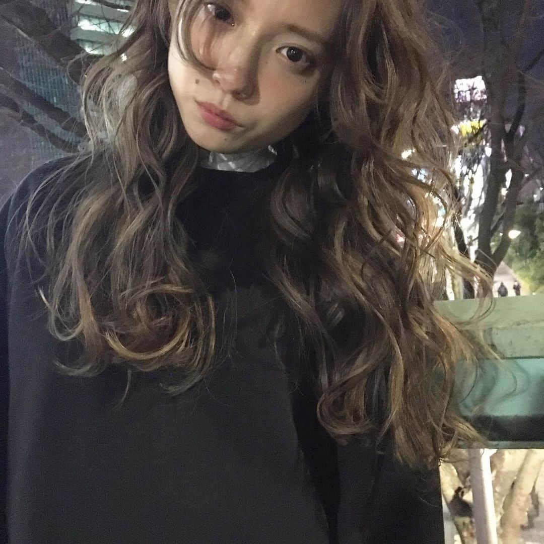 兼井遼のインスタグラム：「柔らかいヘアがすき＊  柔らかくほつれるヘア😌  ツヤのある 暗くても透明のある カラーならお任せください☺️  11月12月のご予約も まだまだお取りできます🙇🏻  ご質問などは コメントにてお問い合わせください！😌  #ケアカラー  #ヘアアレンジ  #ケアダブルカラー  #巻き方  #髪質改善カラー  #イルミナカラー  #ミルクティーベージュ #グレージュ  #ケアブリーチ  #ハイライトカラー  #ハイトーンカラー  #ブリーチ  #ダブルカラー   #インナーカラー  #オリーブアッシュ  #グラデーションカラー  #グレージュカラー  #ツヤトーン  #パーマ  #艶髪  #外国人風  #髪質改善トリートメント  #くびれヘア  #シースルーバング  #髪質改善  #ラベンダーグレージュ  #オリーブグレージュ  #トリートメント  #ヘアアクセサリー　#インナーハイライト」