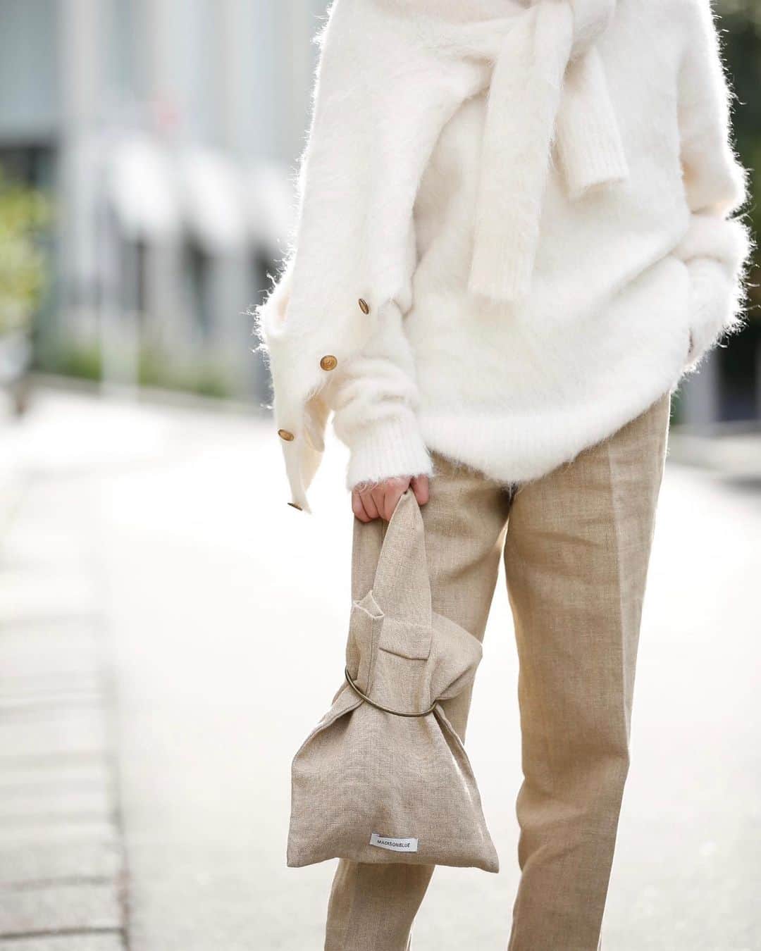 MADISONBLUEのインスタグラム：「NEWS!!  11月30日（木）より、表参道店・ONLINE STOREにて MADISONBLUE×LERET.H（ルレアッシュ） @lereth__paris コラボレーションバックを発売します。  パリを拠点にジャーナリストやコーディネーターとして活動している鈴木ひろこさん（愛称チャコさん） @suzukichako が手がける『ルレアッシュ』。 ディレクター中山と2人は親交が深く今回コラボレーションが実現しました。  ルレアッシュを代表する「サック・カレ」のデザインをベースに、マディソンブルーの洋服の残布を使用したスペシャルアイテムです。  素材は2種類、お馴染みヘビーウェイトのリネンとコートなどに使用している接結ウールをご用意。  生地や色に合わせ色目が異なるリングをチョイスしたり、素材に合わせて縫製を変えるなど拘りが詰まっています。  持ち手を通して巾着風に、折りたたんでクラッチのようにマルチWAYに楽しめるバックです。  ＜商品詳細＞ 『SAC CARRE HEAVY LINEN』 Materiel: LINEN100% Color : BEIGE/BLACK Price : ¥31,900  #madisonblue #マディソンブルー  #marikonakayama」