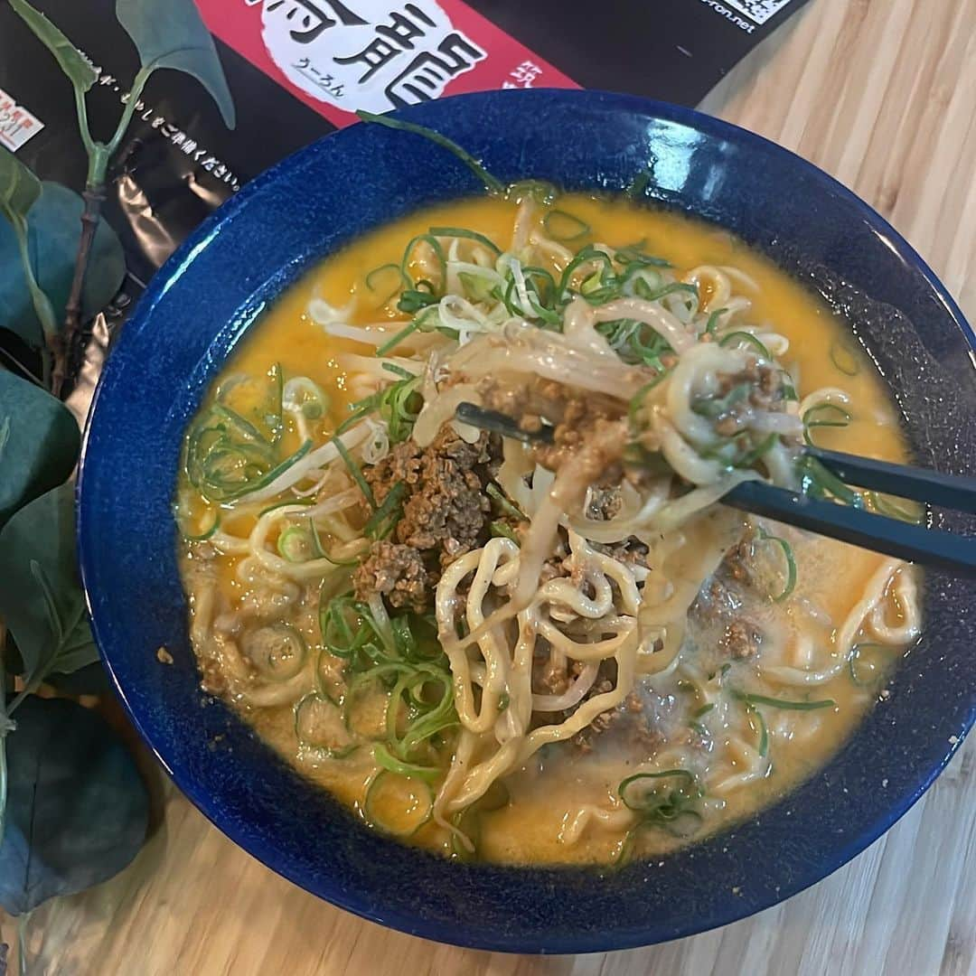 長谷川真美さんのインスタグラム写真 - (長谷川真美Instagram)「#麺活 🍜✨  福岡県直方市にある行列のできるお店 「筑豊的担々麺 烏龍」の大人気坦々麺🙌  調理もとても簡単で美味しくできて お店の味をご自宅で味わえて最高💗  ✔︎黒炭担々麺 ✔︎白担々麺 ✔︎癖アリ担々麺 ✔︎汁なし坦々麺  ４種類どれも違った感じで どれも美味しかったー👀 子どもたちも喜んで食べていて これはリピートしたいな💗  PR @uron_nogata_honten  #烏龍 #担々麺専門店 #担々麺 #担々麺セット #通販グルメ」11月24日 19時38分 - maami.hase