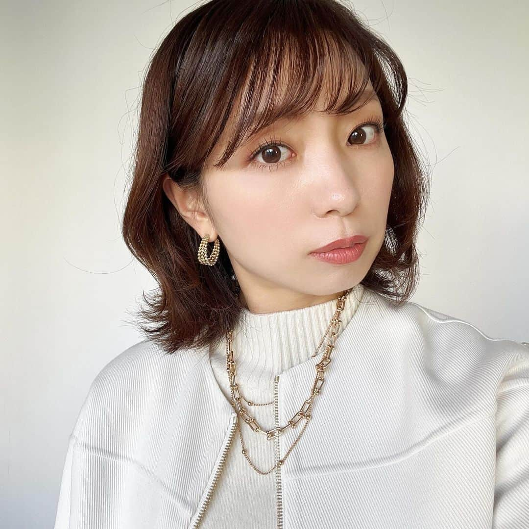 筧沙奈恵のインスタグラム：「まつげパーマ ・ 私にとって欠かせなくなったまつげパーマ👁️今回で３回目です。 ・ 私のサロンのお隣の駅の池袋にあるローブ　@laube_eyelash の美里さん　@misato_8124 にお願いしています。 ・ 本当に今までのまつげパーマの中で一番モチがよく、1ヶ月半ビューラーなしで生活できる😍 ・ サロンの雰囲気も白とグレーが基調になっていておしゃれ🤍🩶くつろぎすぎて、毎回爆睡しています💤笑 ・ #まつげパーマ　#まつパ　#まつげサロン　#まつげ　#ママ美容　#ローブ池袋　#Laube池袋」