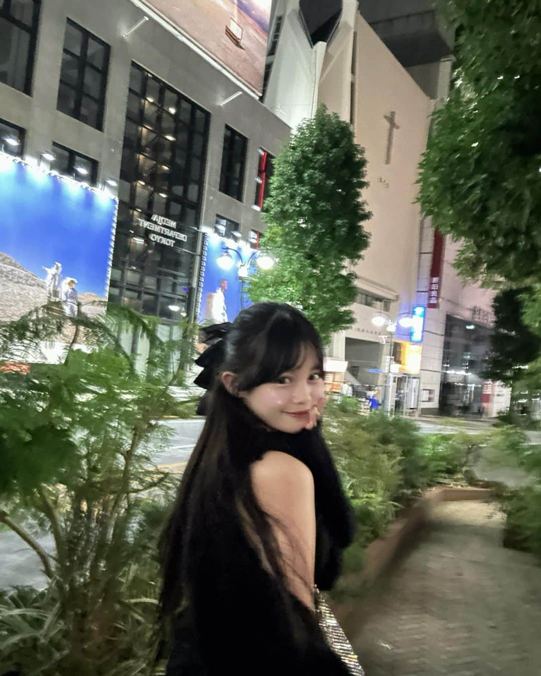 村川緋杏のインスタグラム：「🖤  髪の毛伸びた〜🥹  デビュー時はめっちゃボブの印象だったけど 最近はロングで定着してきたと思う嬉しい✨  どうかな〜🧏🏻‍♀️🎀  また髪染めたいとも考えている💭 どうかな？？？？？？  何色が似合いそう？🥹💗」