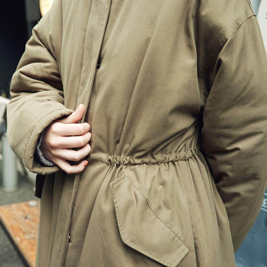 LAKOLE / ラコレさんのインスタグラム写真 - (LAKOLE / ラコレInstagram)「. #LAKOLE_WOMENS 𝗢𝗨𝗧𝗘𝗥 𝗖𝗢𝗟𝗟𝗘𝗖𝗧𝗜𝗢𝗡 𝗳𝗼𝗿 𝘄𝗼𝗺𝗲𝗻 中綿入りのボリュームのあるモッズコート。 中綿入りであたたかく、長めの着丈でも後ろにスリットが入っているので動きやすいデザインの1枚です。 腰部分にドローコードが付いているのでウエストを絞ったシルエットでの着用も可〇 ZIP+スナップボタンデザインで防寒性も高いアイテムです。 ⁡ ✔︎ 中綿モッズコート (981962) ¥7,590 tax in ⁡ ⁡ 店舗一覧はプロフィールTOPハイライトからもご覧いただけます！>> @lakole_official ⁡ ⁡ #LAKOLE #ラコレ #あたりまえを素敵に #アウターコレクション #アウター #中綿ジャケット #モッズコート #ロングアウター #冬アウター #ジャケット #アウター準備 #アウターコーデ #冬コーデ #冬スタイル #トレンドコーデ #冬コート #トレンドコーデ #コスパ #プチプラ #プチプラコーデ #プチプラ高見えコーデ #プチプラスタイル #カジュアルコーデ #プチプラファッション #womens」11月24日 19時40分 - lakole_official