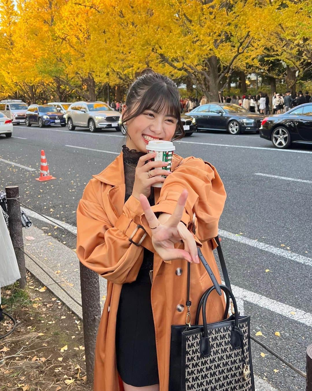 夢花さんのインスタグラム写真 - (夢花Instagram)「🍂🐿️💛  　 ここのいちょう並木いる人みんなスタバ持ってるから、私もミーハーだから買って行った🤣🤣🤍  1番いい時期に来れたし、真っ黄色できれかった🥹💛  　  　 #神宮外苑いちょう並木 #外苑前 #外苑前いちょう並木 #いちょう並木 #いちょう #秋コーデ #秋服コーデ #秋服 #コート #コートコーデ #お団子ヘア #お団子ヘアアレンジ #おだんご #おだんごヘア #おだんごアレンジ #スタバ」11月24日 19時40分 - dreamm_flowerr