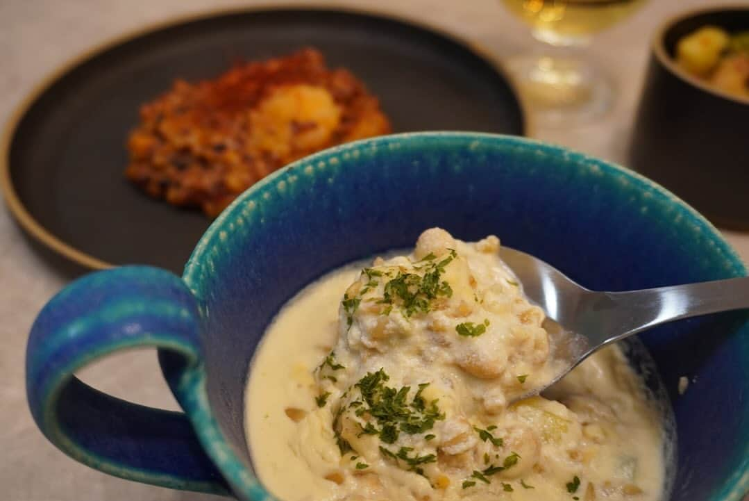 熊谷江里子さんのインスタグラム写真 - (熊谷江里子Instagram)「バタバタしてるとご飯を食べなかったり、偏った食事をしがちですよね。そんな時にわたしが活用してるのが「BIDISH」  美と向き合うポーラが開発し、美の食材にこだわった冷凍宅食惣菜。栄養素は神戸女学院大学と共同研究で設計されたそう！  レンジでチンするだけで簡単に食べられるのに、レンチンとは思えない美味しさ！冷凍で保存もきくから常備しておくと、忙しい時や一品足りないなって時に使えて本当に助かる✨  今回食べた3品 ・ぷちぷち5種玄米入りピリ辛エビチリ ・ヘンプシードとごろごろ具材のエスニック炒め ・オーツ麦とたっぷり野菜のクラムチャウダー  どれも美味しかった〜 たくさん種類あるから他のも食べてみたい🤤  おすすめです◎    #PR #BIDISH #POLA #ポーラ #ビディッシュ #ご自愛ごはん#おうちご飯#簡単ご飯」11月24日 19時52分 - eriko___kumagai