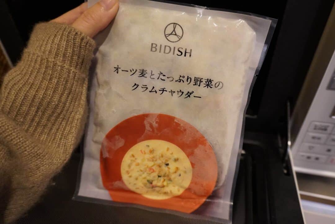 熊谷江里子さんのインスタグラム写真 - (熊谷江里子Instagram)「バタバタしてるとご飯を食べなかったり、偏った食事をしがちですよね。そんな時にわたしが活用してるのが「BIDISH」  美と向き合うポーラが開発し、美の食材にこだわった冷凍宅食惣菜。栄養素は神戸女学院大学と共同研究で設計されたそう！  レンジでチンするだけで簡単に食べられるのに、レンチンとは思えない美味しさ！冷凍で保存もきくから常備しておくと、忙しい時や一品足りないなって時に使えて本当に助かる✨  今回食べた3品 ・ぷちぷち5種玄米入りピリ辛エビチリ ・ヘンプシードとごろごろ具材のエスニック炒め ・オーツ麦とたっぷり野菜のクラムチャウダー  どれも美味しかった〜 たくさん種類あるから他のも食べてみたい🤤  おすすめです◎    #PR #BIDISH #POLA #ポーラ #ビディッシュ #ご自愛ごはん#おうちご飯#簡単ご飯」11月24日 19時52分 - eriko___kumagai