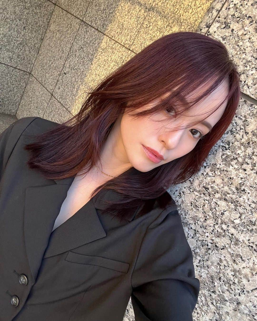 関本香里さんのインスタグラム写真 - (関本香里Instagram)「ストーリーにあげたらとても反響のあったニューヘアー❤️  私の顔の形に合うレイヤーも入れてもらって 全体の長さは変えてないのに とても雰囲気が変わった☺️  #newhair #赤髪 #ヘアカラー #ミディアムヘア #haircolor #redhair #レイヤーカット」11月24日 19時47分 - kaori_sekimoto_