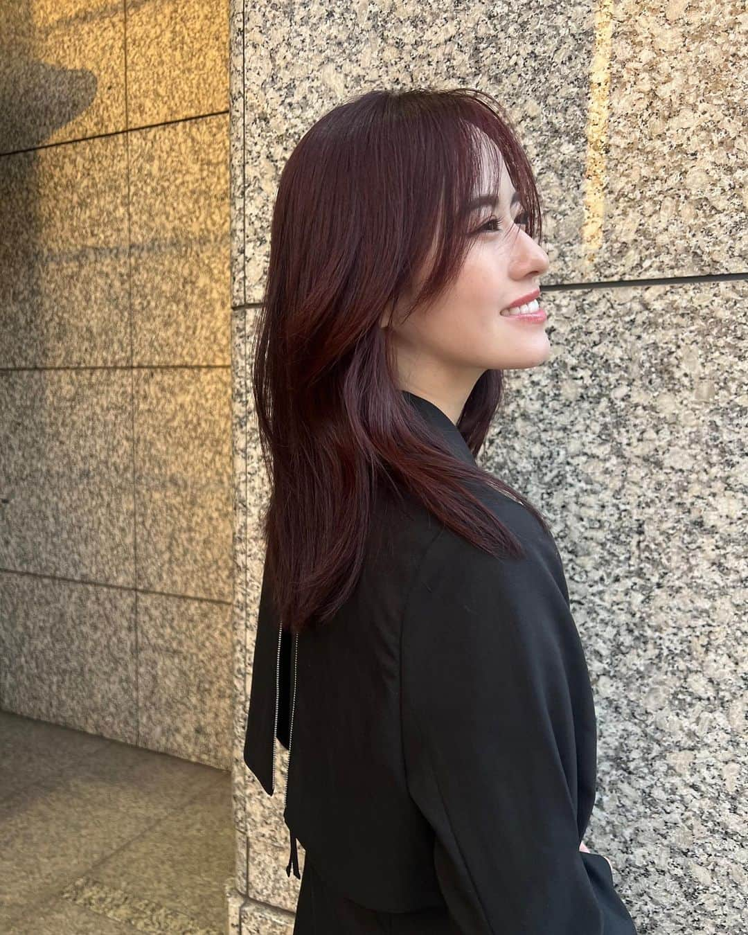 関本香里のインスタグラム：「ストーリーにあげたらとても反響のあったニューヘアー❤️  私の顔の形に合うレイヤーも入れてもらって 全体の長さは変えてないのに とても雰囲気が変わった☺️  #newhair #赤髪 #ヘアカラー #ミディアムヘア #haircolor #redhair #レイヤーカット」