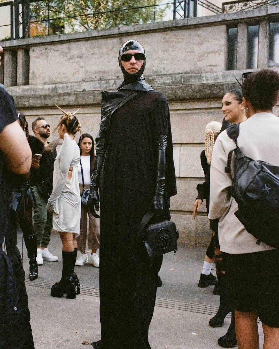 Dazed Magazineさんのインスタグラム写真 - (Dazed MagazineInstagram)「Photographer Yu Fujiwara (@8and2⁠) drops his latest style dispatch from the cobbled streets of Paris 💘⁠ ⁠ Tap link in bio to see more 🔗⁠ ⁠⁠ #DazedFashion #Streetstyle #PFW #SS24」11月24日 19時47分 - dazed